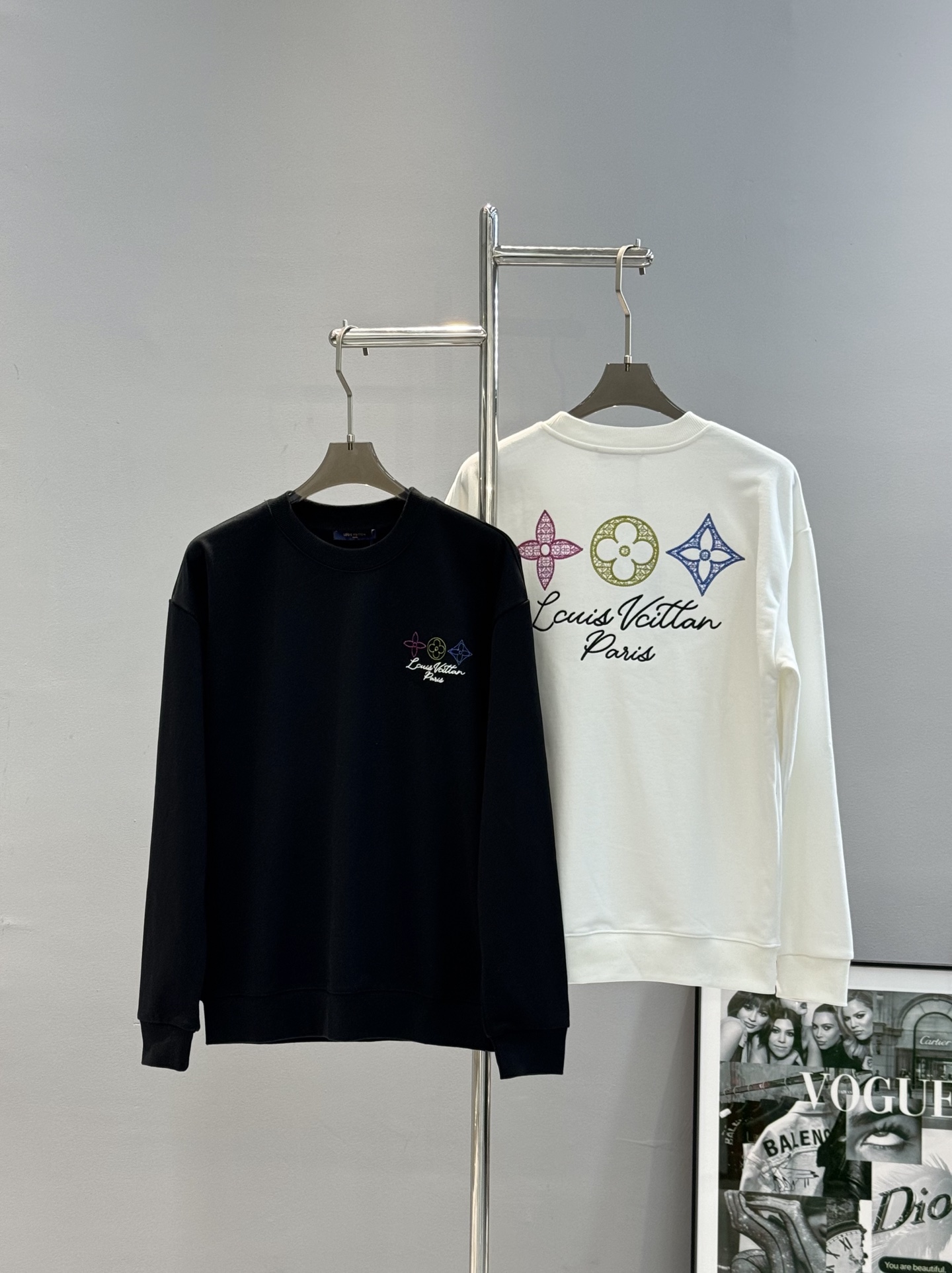 驴牌*新款圆领卫衣.25s男女同款！经典老花字母图形.三花三彩图形.胸口经典品牌字母绣花设计.后背呈现大