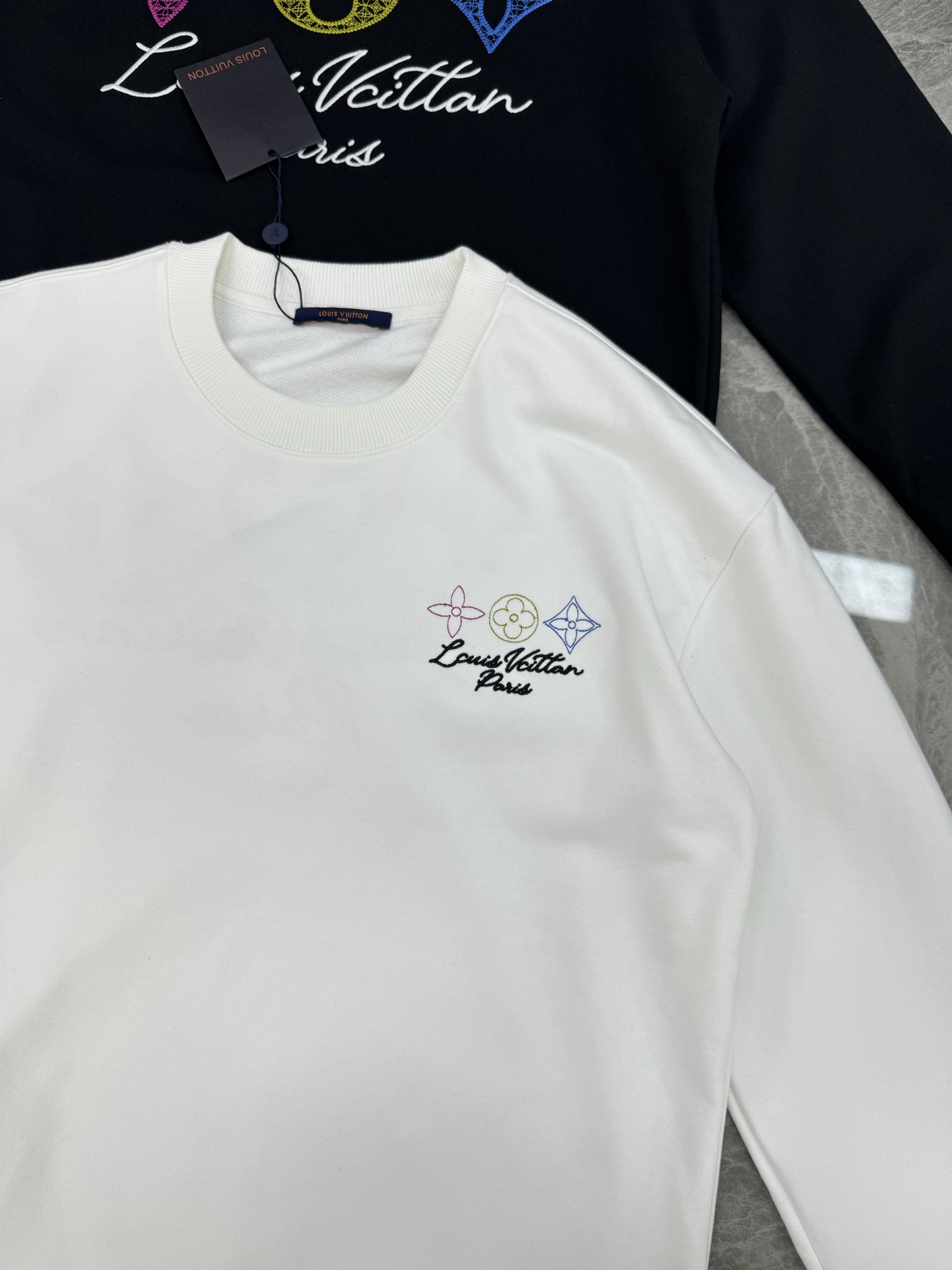 驴牌*新款圆领卫衣.25s男女同款！经典老花字母图形.三花三彩图形.胸口经典品牌字母绣花设计.后背呈现大