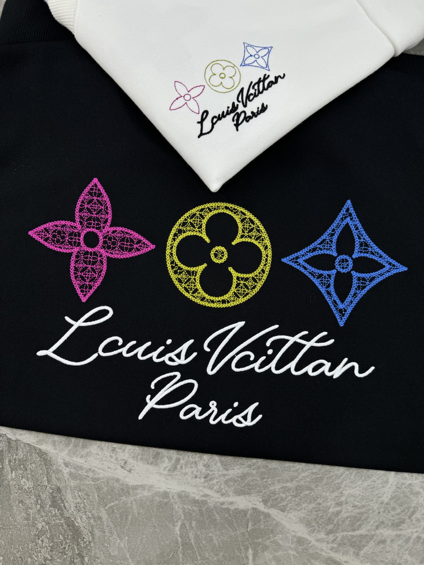 驴牌*新款圆领卫衣.25s男女同款！经典老花字母图形.三花三彩图形.胸口经典品牌字母绣花设计.后背呈现大