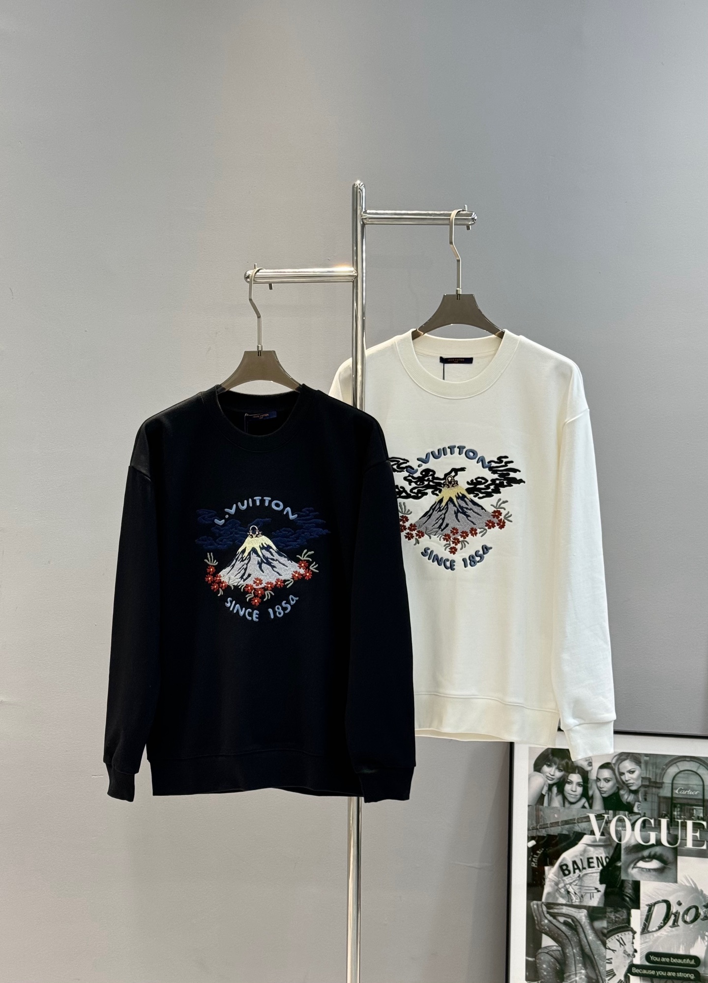 NO:522841,Donkey brand *25s new round neck sweatshirt. The same style as men and women!  Snow Mountain Series. Heavy Industry Embroidery Styles Recommended Chest Letter Heavy Industry 3D Embroidery Design. It is colorful and full of vitality!  Customized 380g sweatshirt cotton fabric. Soft and comfortable and plush. Soft and skin-friendly, the ultimate body feel, warm, breathable and comfortable. The casual style creates a fashionable item that has both personality and personality!  Fashionable and fashionable feeling full of [color] Color black. White. European code S-XL (/145 jin recommended M), louis vuitton, hoodie, sweatshirts, alexander wang19860909驴牌*25s新款圆领卫衣.男女同款！雪山系列.重工刺绣款推荐胸口字母重工3D绣花设计.色彩丰富且充满活力！定制380克卫衣棉面料.柔软舒适加绒.柔软亲肤极致上身体感 ,保暖透气舒适感满满.休闲款式打造个性兼备的时髦单品！潮流时尚感拉满[色] 颜色黑色.白色.欧码S-XL（/145斤建议M）,,louis vuitton,hoodie,sweatshirts,alexander wang,Men's clothing