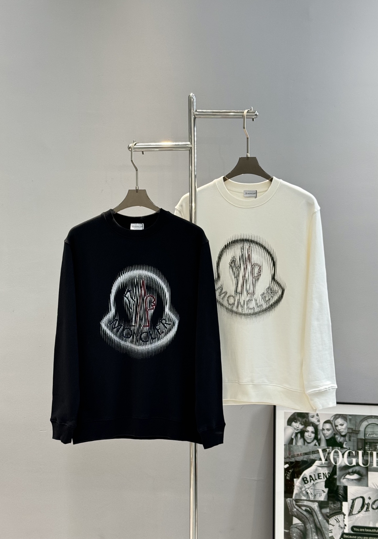 MONCLE*25s秋冬圆领卫衣.男女同款～胸口基础款品牌字母烫画设计.经典逐渐崭露头角.舒适的面料成为