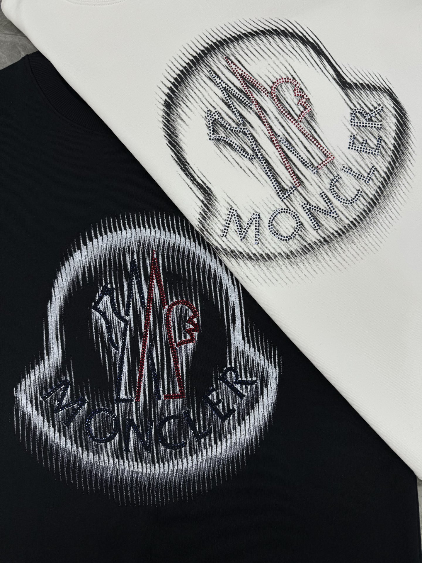 MONCLE*25s秋冬圆领卫衣.男女同款～胸口基础款品牌字母烫画设计.经典逐渐崭露头角.舒适的面料成为