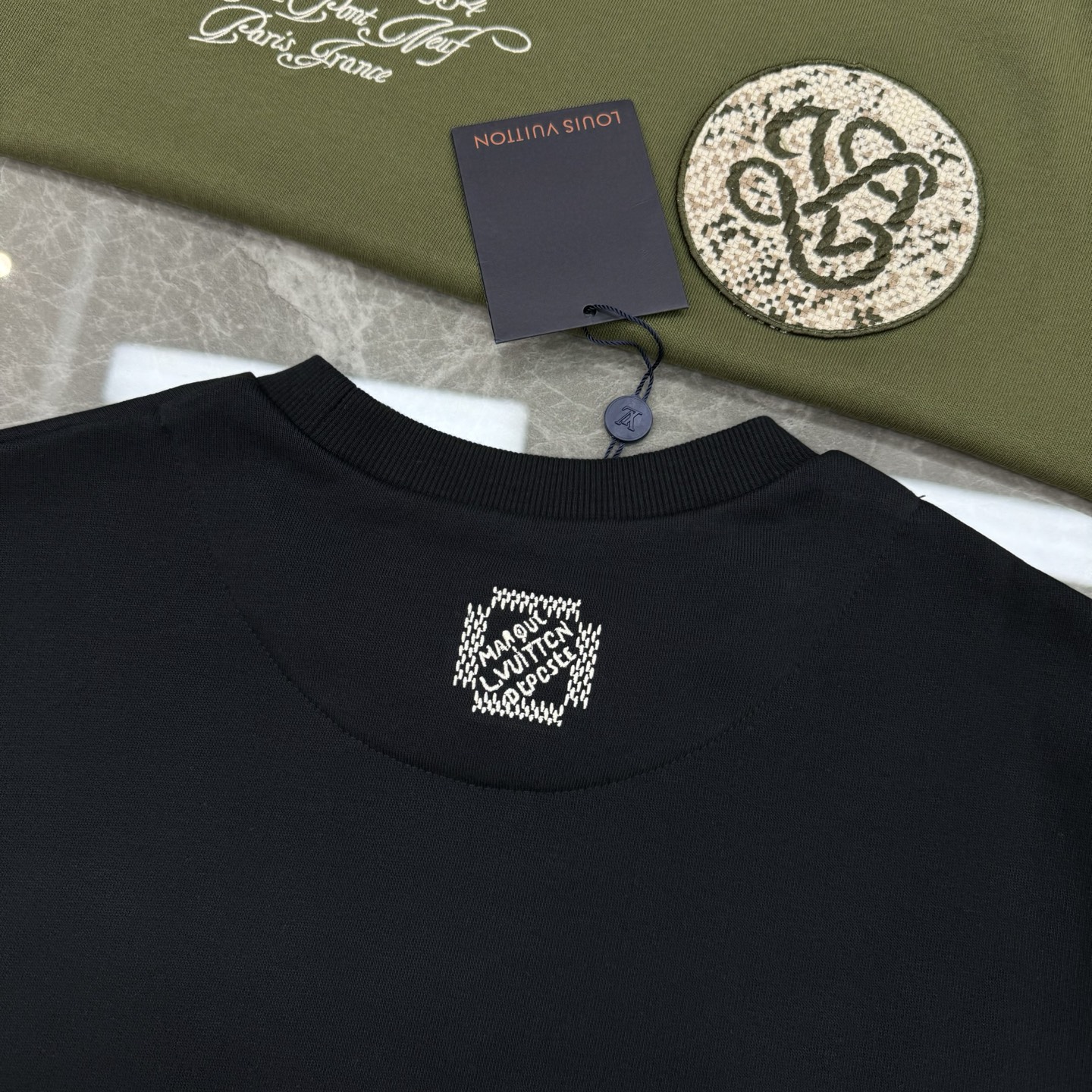 Fend*芬-迪25s秋冬新款圆领卫衣.原单推荐.男女同款～最新立体字母设计.重工刺绣工艺.定制420g