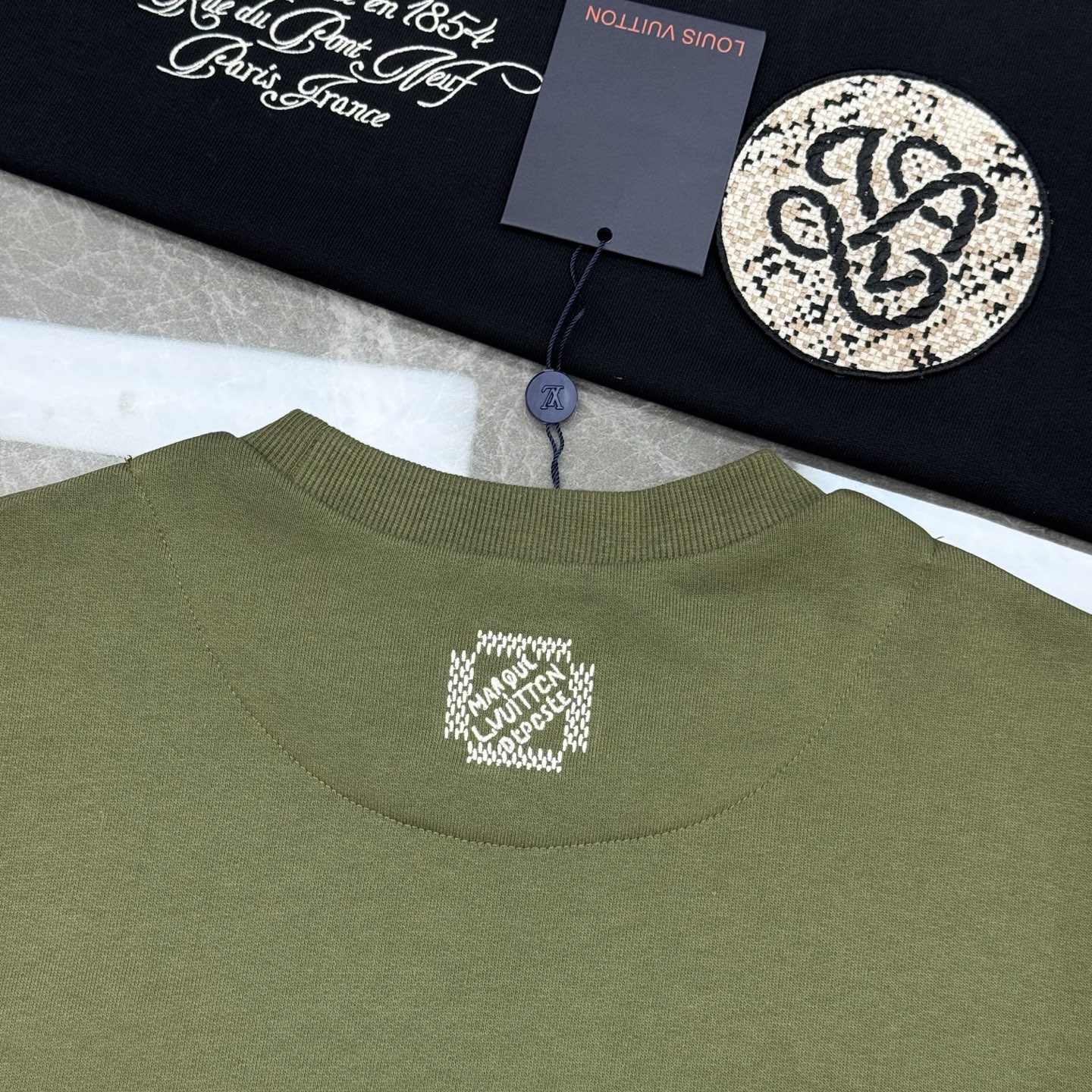 Fend*芬-迪25s秋冬新款圆领卫衣.原单推荐.男女同款～最新立体字母设计.重工刺绣工艺.定制420g