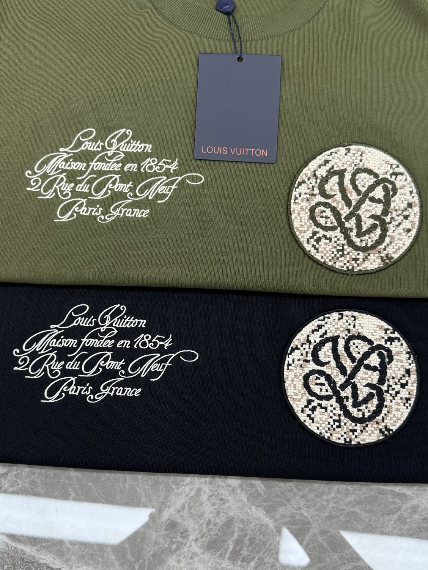 Fend*芬-迪25s秋冬新款圆领卫衣.原单推荐.男女同款～最新立体字母设计.重工刺绣工艺.定制420g