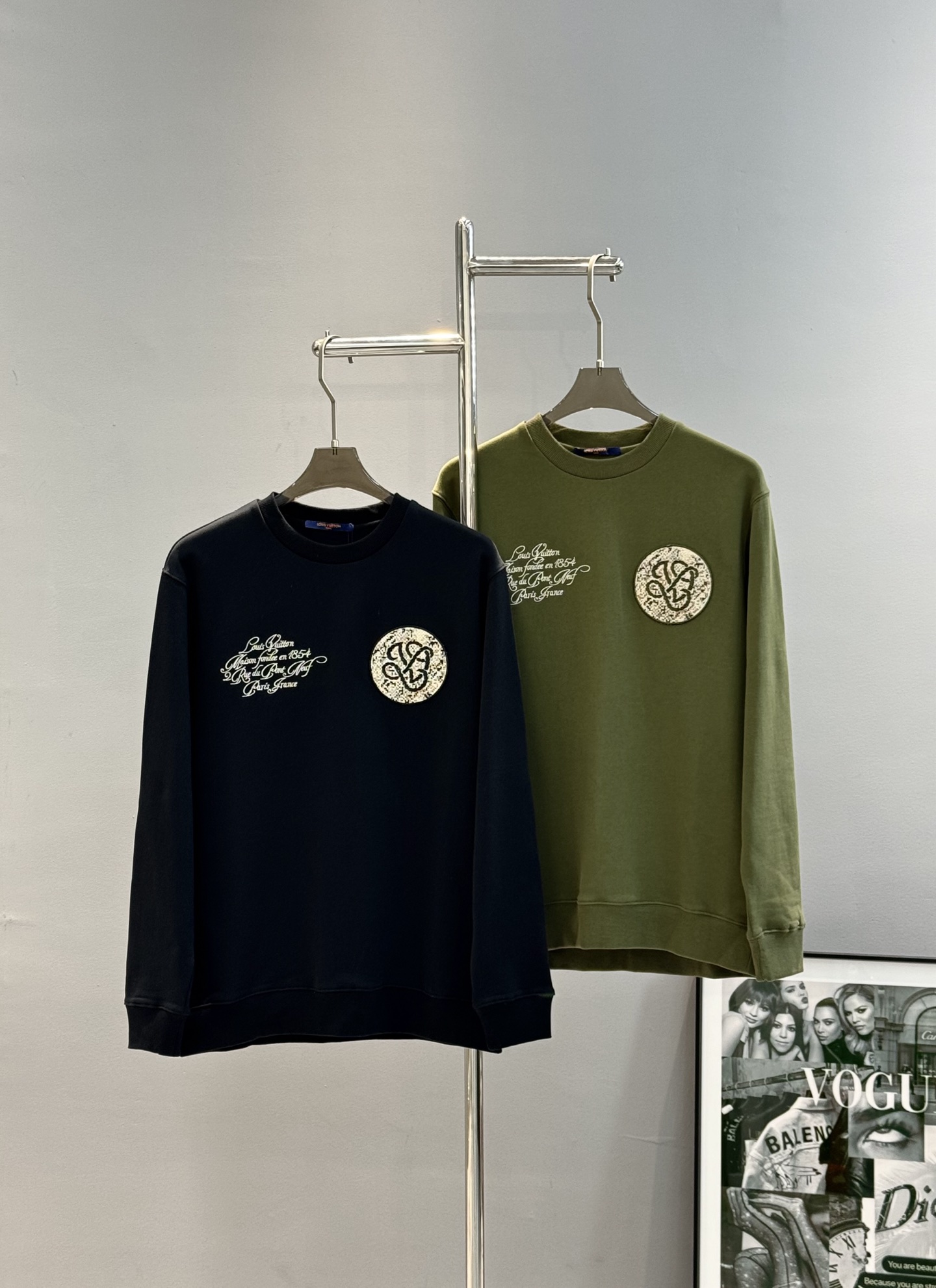 Fend*芬-迪25s秋冬新款圆领卫衣.原单推荐.男女同款～最新立体字母设计.重工刺绣工艺.定制420g