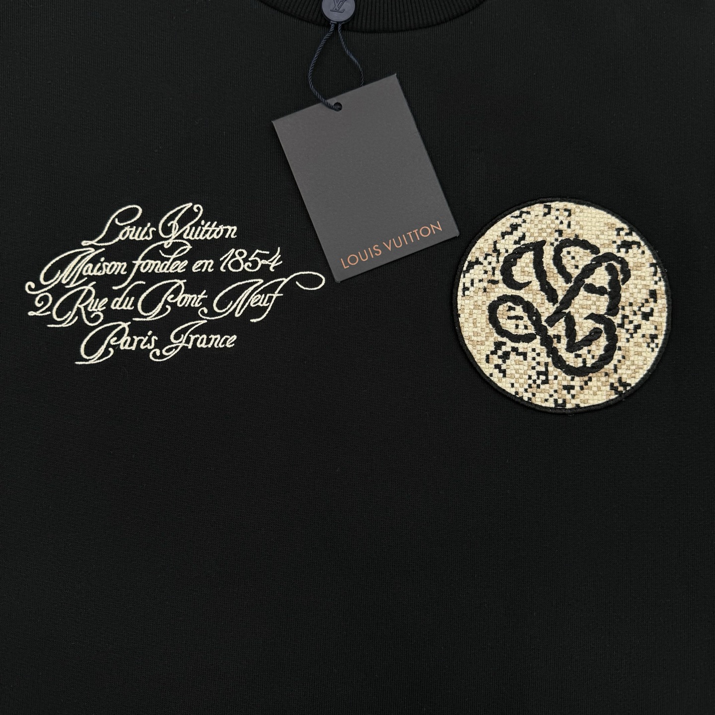 Fend*芬-迪25s秋冬新款圆领卫衣.原单推荐.男女同款～最新立体字母设计.重工刺绣工艺.定制420g