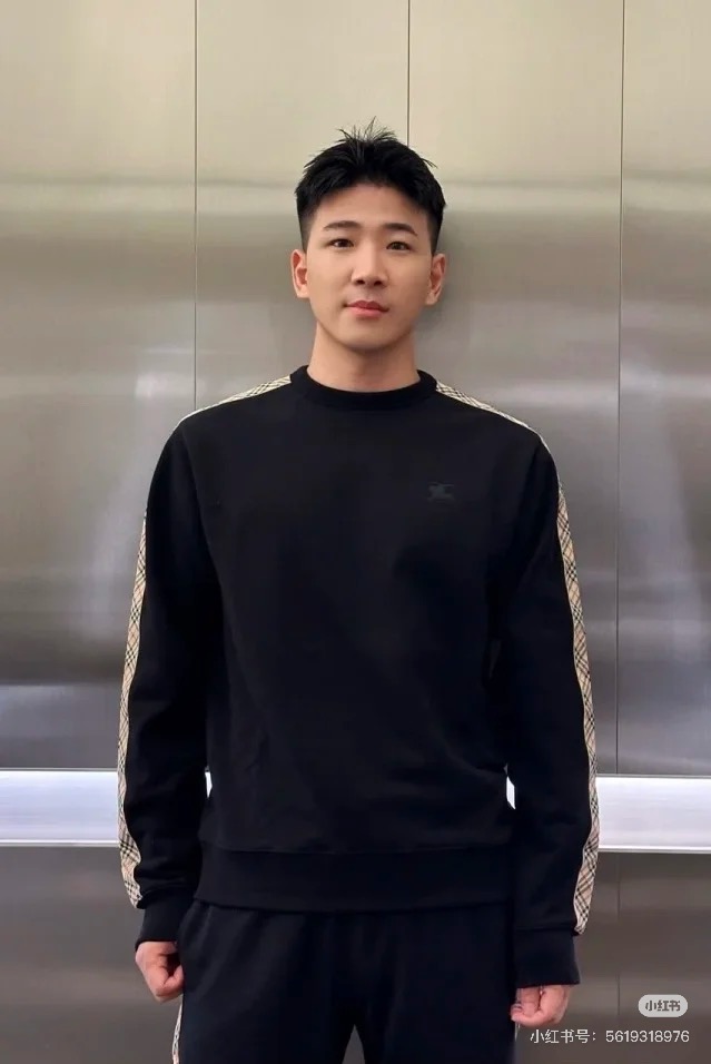 Burberry巴宝莉经典格纹拼接纯棉圆领卫衣，男女同款！拼接撞色设计， 独有的高级格纹，极具品牌识别度