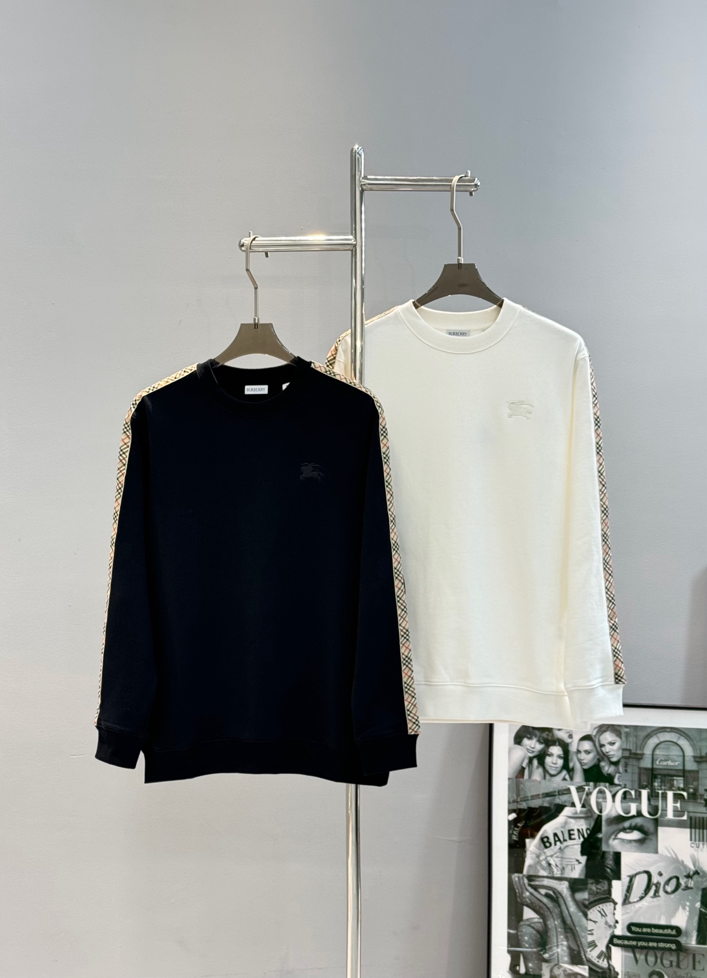 Burberry巴宝莉经典格纹拼接纯棉圆领卫衣，男女同款！拼接撞色设计， 独有的高级格纹，极具品牌识别度