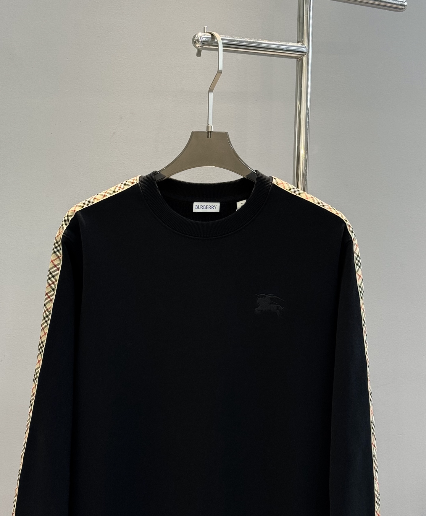 Burberry巴宝莉经典格纹拼接纯棉圆领卫衣，男女同款！拼接撞色设计， 独有的高级格纹，极具品牌识别度