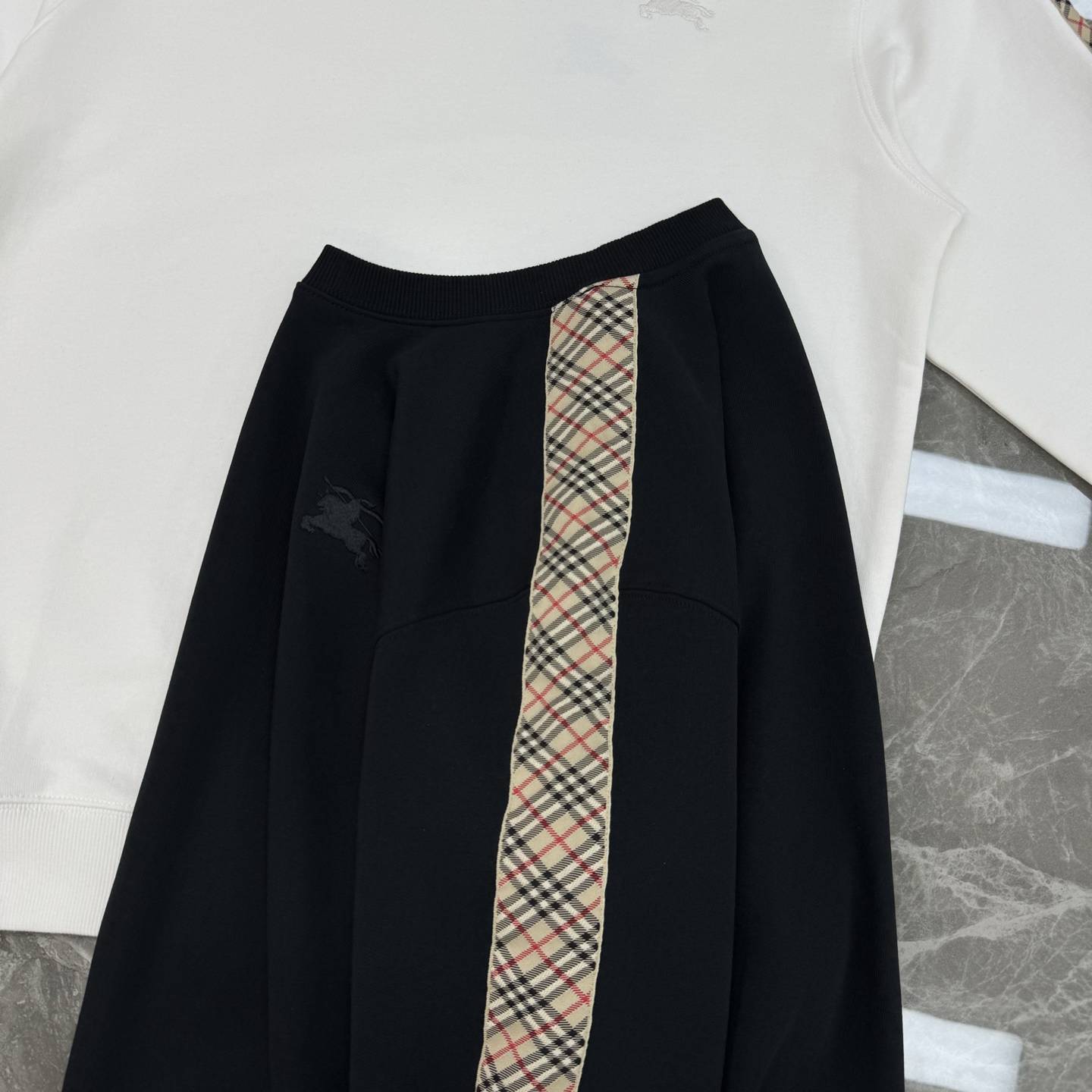 Burberry巴宝莉经典格纹拼接纯棉圆领卫衣，男女同款！拼接撞色设计， 独有的高级格纹，极具品牌识别度