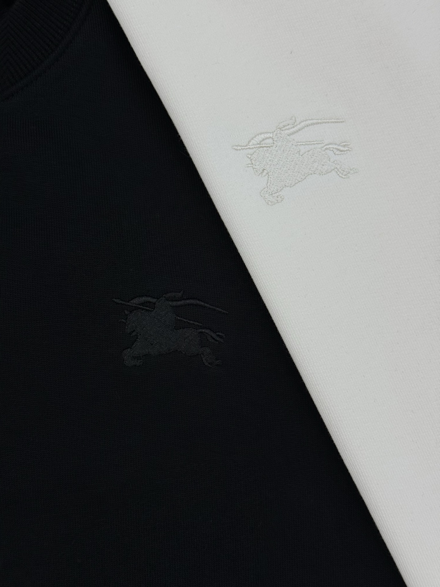 Burberry巴宝莉经典格纹拼接纯棉圆领卫衣，男女同款！拼接撞色设计， 独有的高级格纹，极具品牌识别度