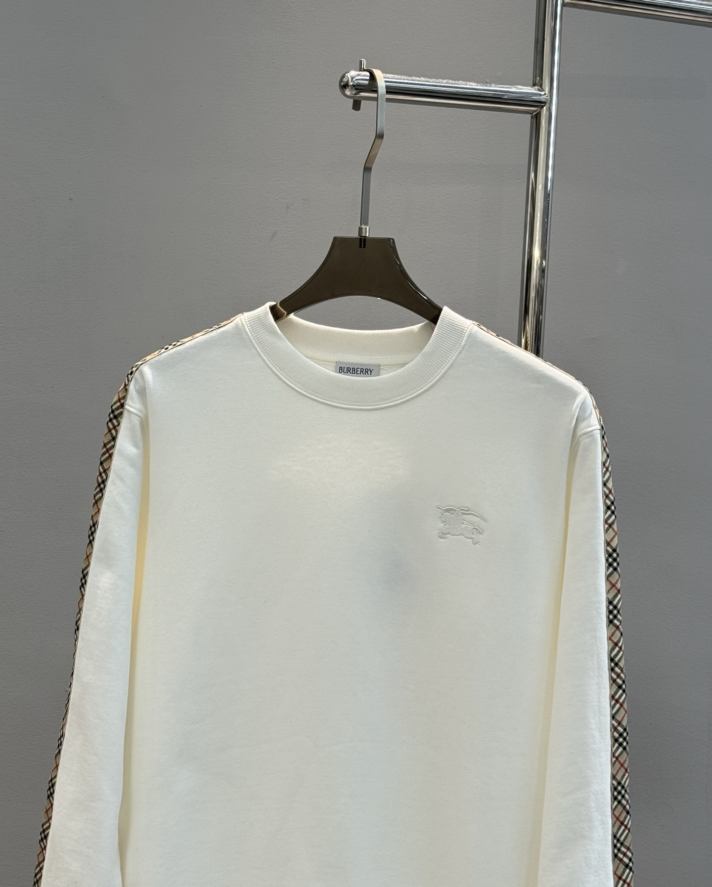 Burberry巴宝莉经典格纹拼接纯棉圆领卫衣，男女同款！拼接撞色设计， 独有的高级格纹，极具品牌识别度