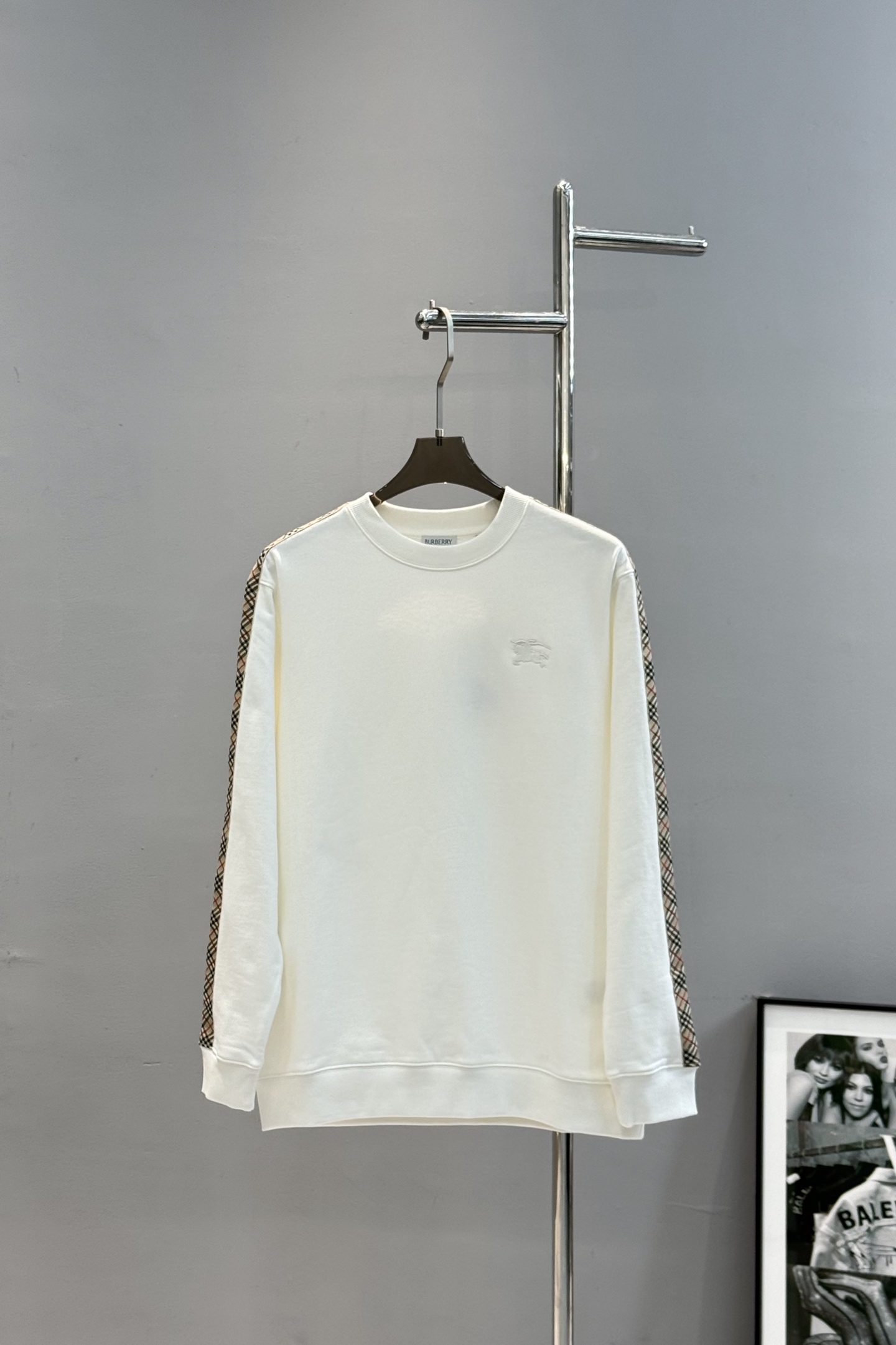 Burberry巴宝莉经典格纹拼接纯棉圆领卫衣，男女同款！拼接撞色设计， 独有的高级格纹，极具品牌识别度