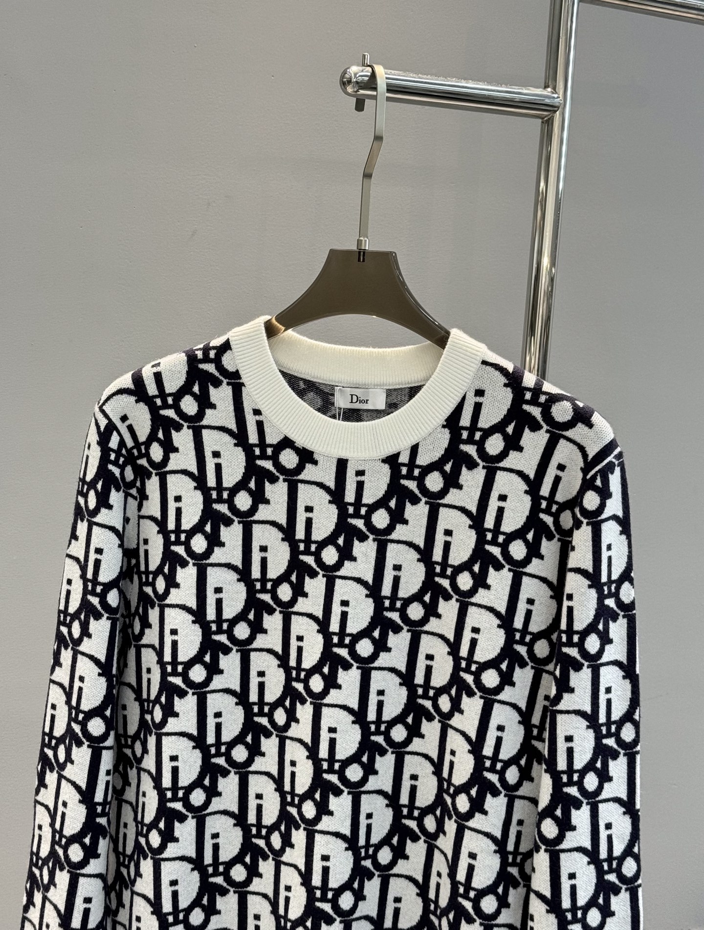 Dior迪奥25s秋冬新款毛衣，男女同款！这款针织衫以时髦现代的视角重新演绎Dio经典标识。采用白色绵羊