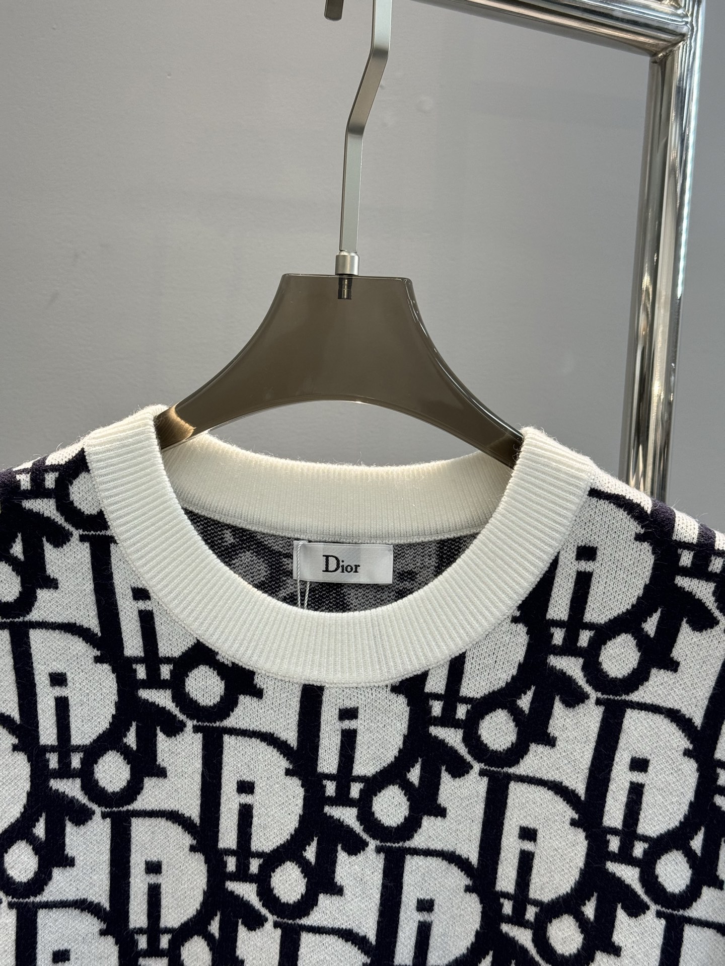 Dior迪奥25s秋冬新款毛衣，男女同款！这款针织衫以时髦现代的视角重新演绎Dio经典标识。采用白色绵羊