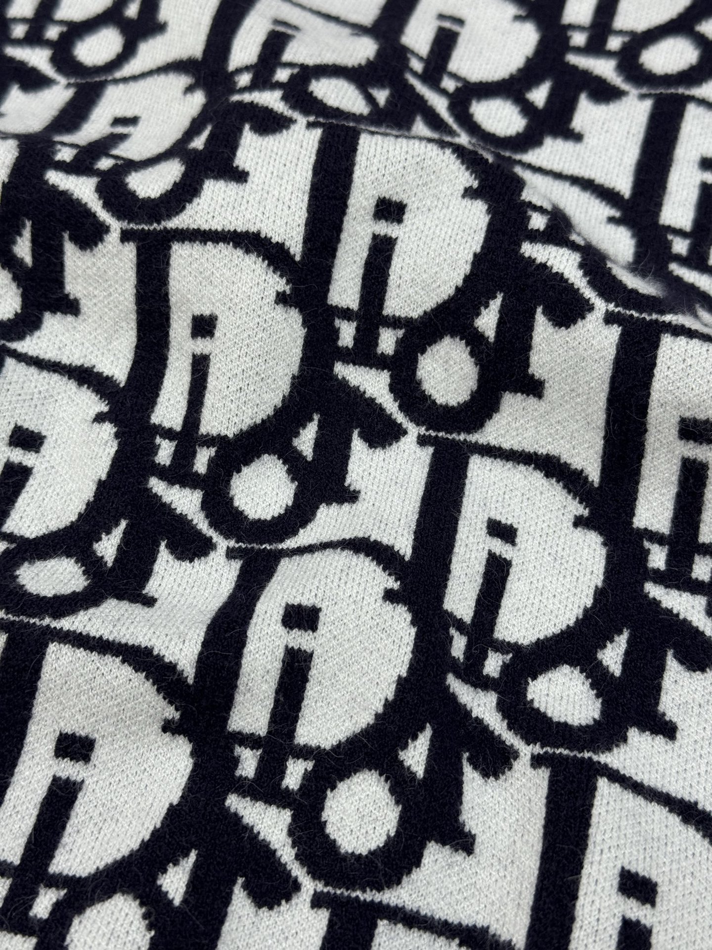 Dior迪奥25s秋冬新款毛衣，男女同款！这款针织衫以时髦现代的视角重新演绎Dio经典标识。采用白色绵羊