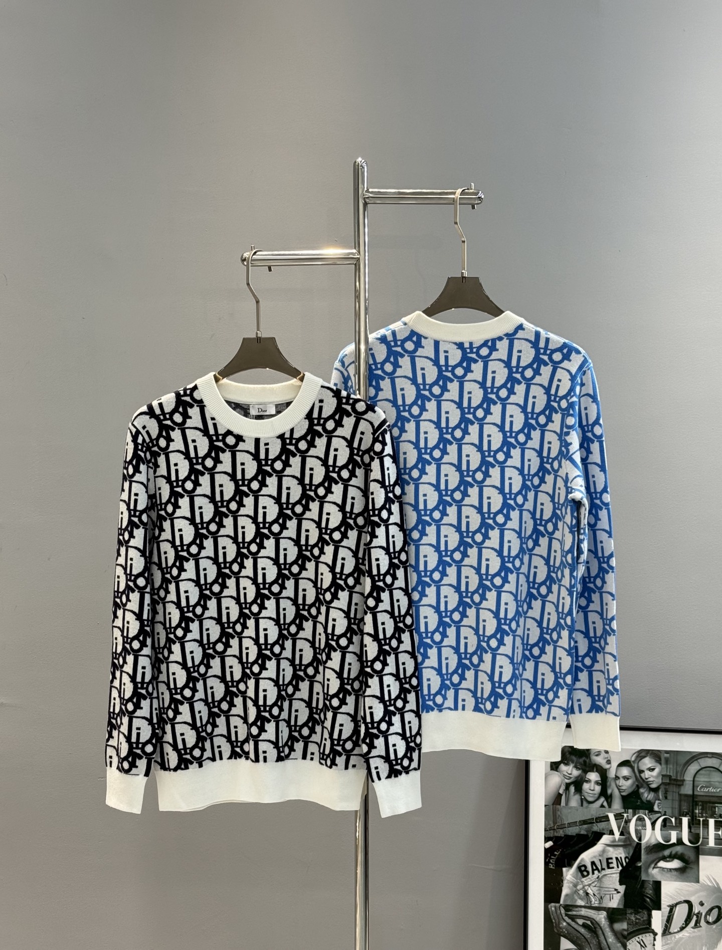 Dior迪奥25s秋冬新款毛衣，男女同款！这款针织衫以时髦现代的视角重新演绎Dio经典标识。采用白色绵羊