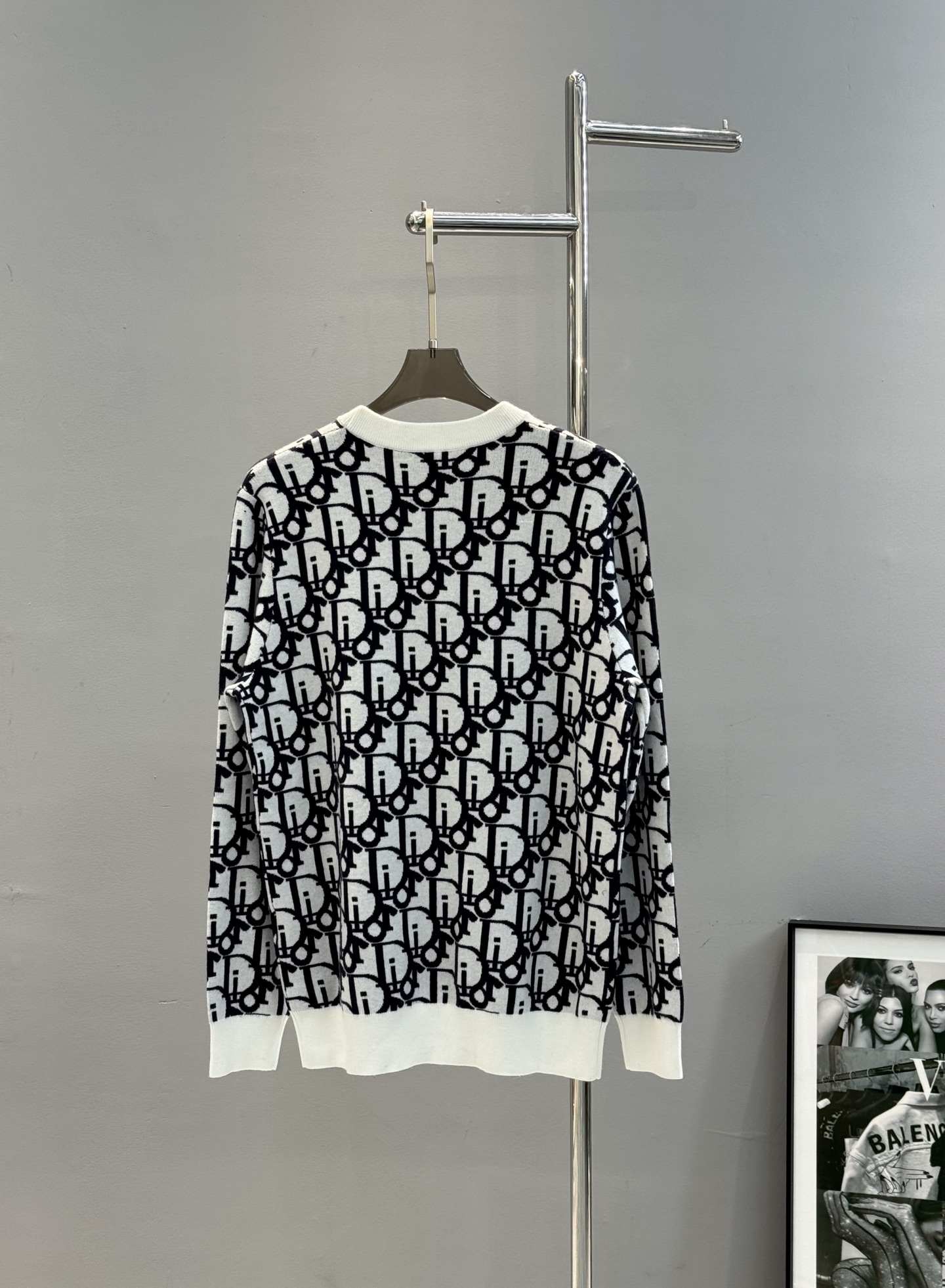 Dior迪奥25s秋冬新款毛衣，男女同款！这款针织衫以时髦现代的视角重新演绎Dio经典标识。采用白色绵羊