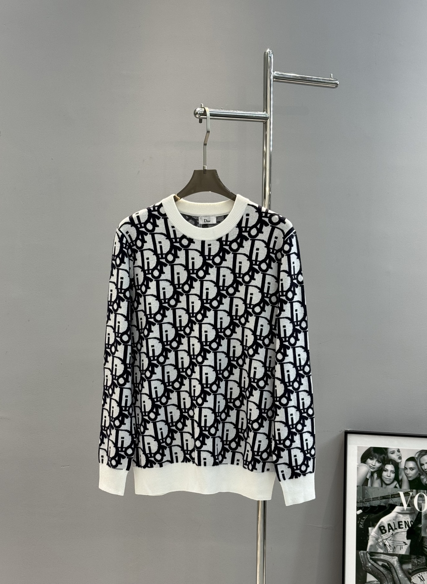 Dior迪奥25s秋冬新款毛衣，男女同款！这款针织衫以时髦现代的视角重新演绎Dio经典标识。采用白色绵羊