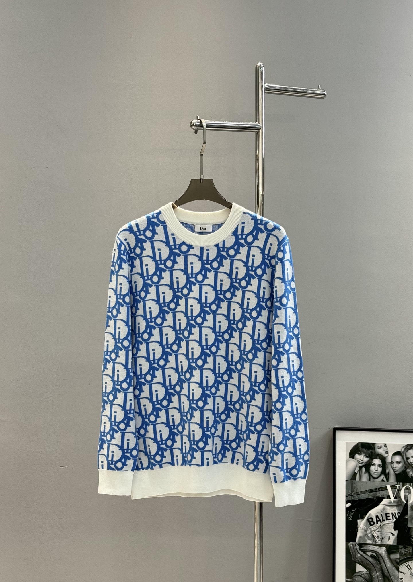 Dior迪奥25s秋冬新款毛衣，男女同款！这款针织衫以时髦现代的视角重新演绎Dio经典标识。采用白色绵羊