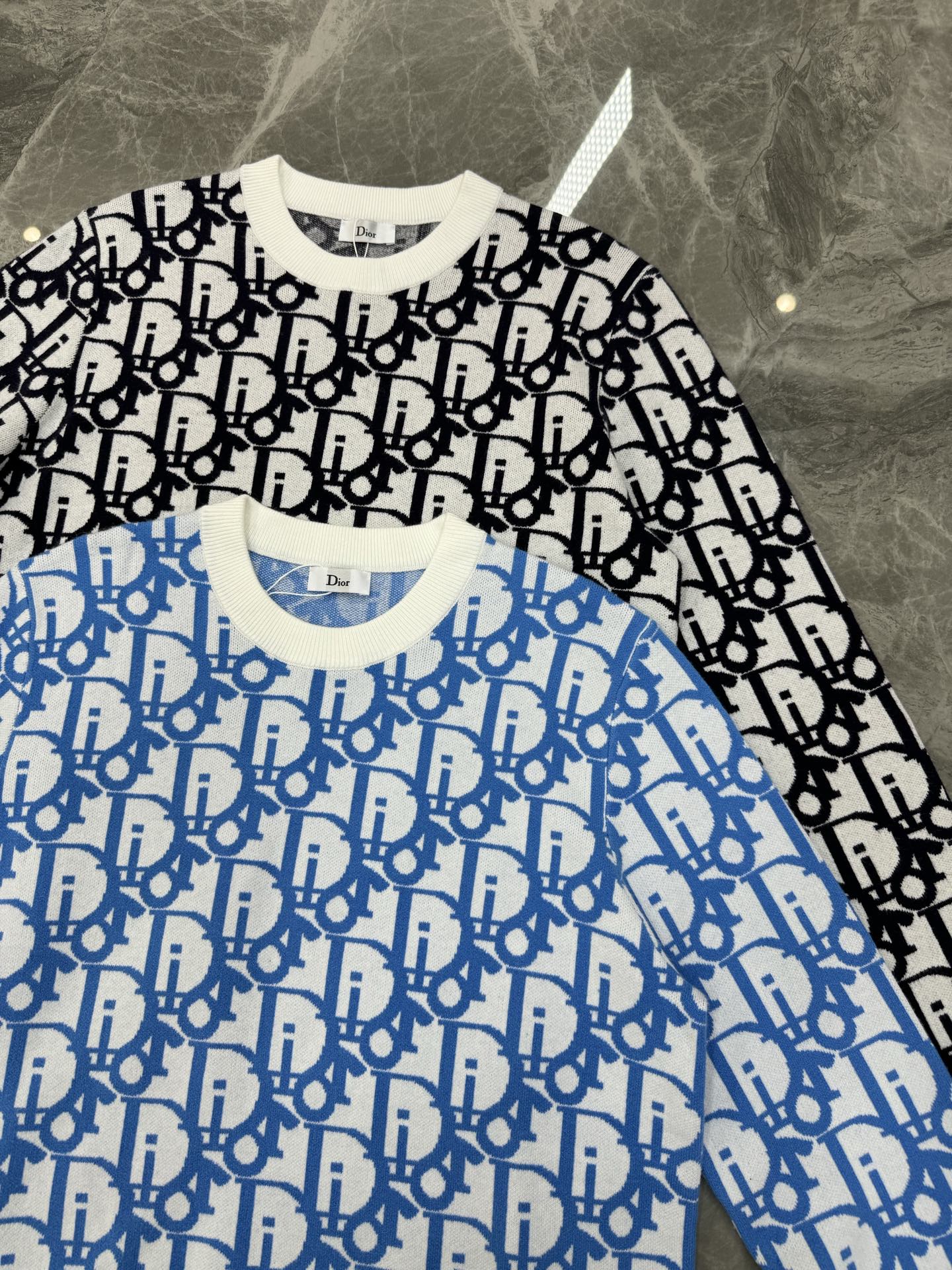 Dior迪奥25s秋冬新款毛衣，男女同款！这款针织衫以时髦现代的视角重新演绎Dio经典标识。采用白色绵羊