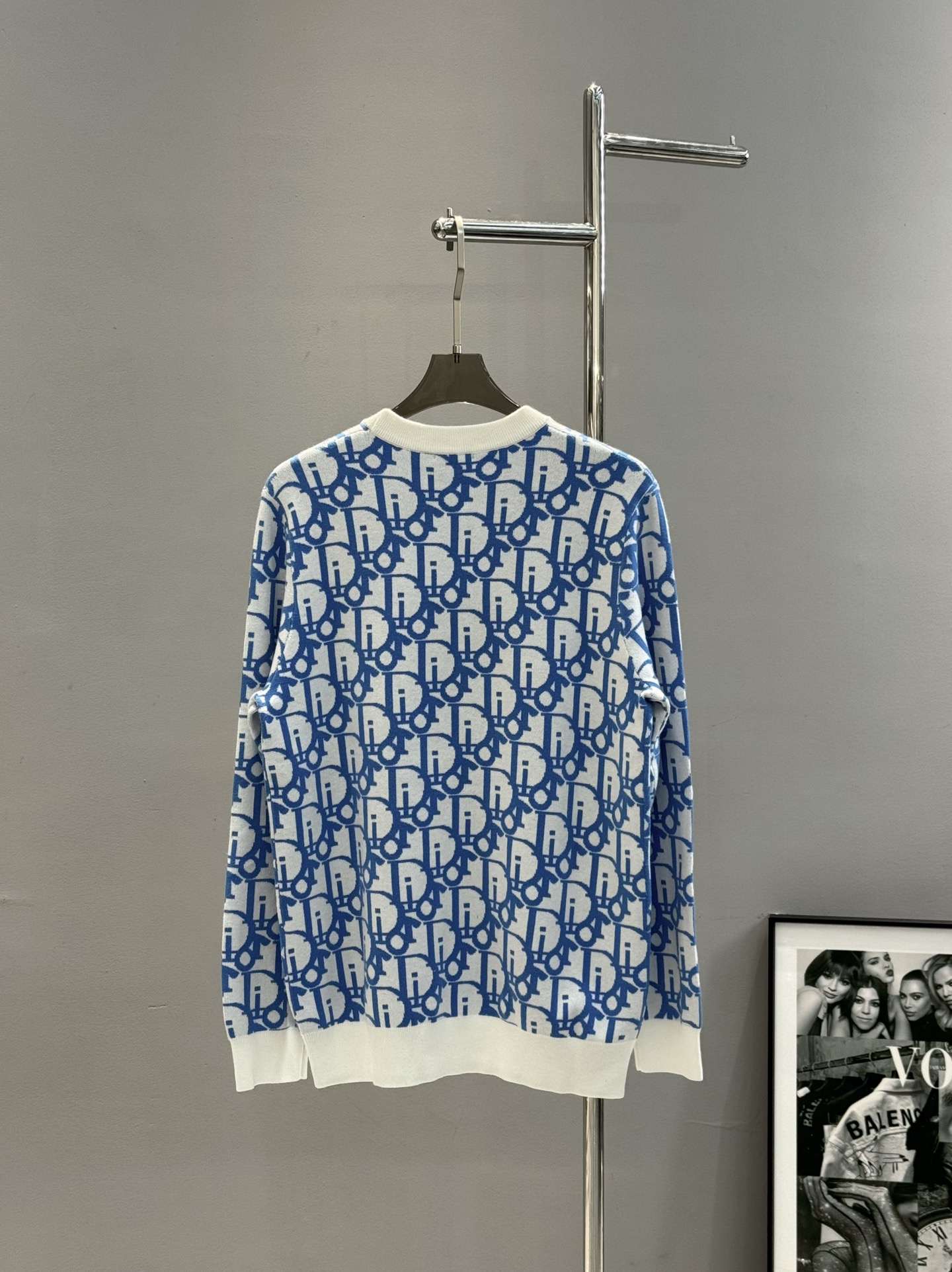 Dior迪奥25s秋冬新款毛衣，男女同款！这款针织衫以时髦现代的视角重新演绎Dio经典标识。采用白色绵羊