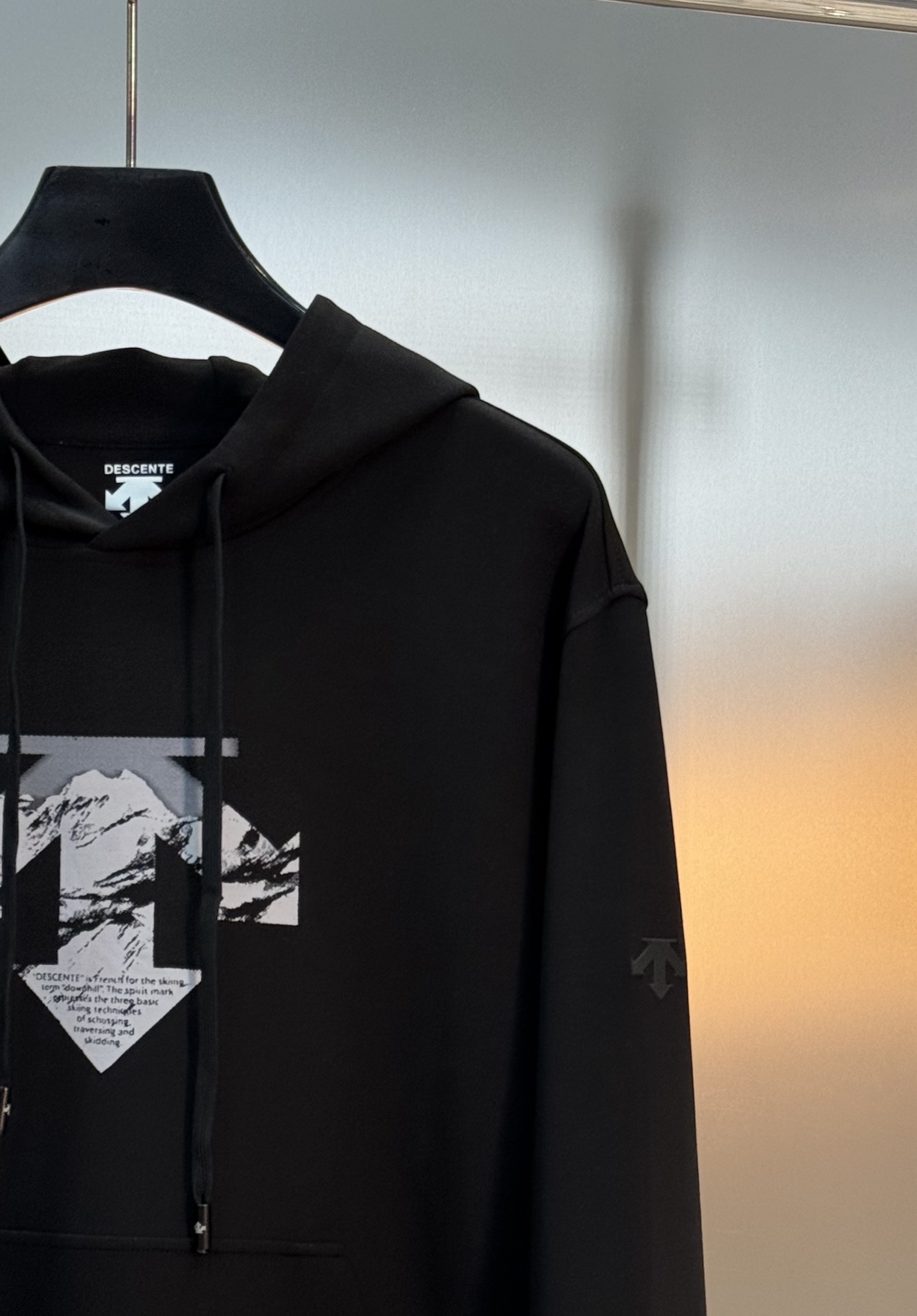 DESCENTE迪桑特 25s新品连帽卫衣.运动休闲随意搭配.采用2025新款天丝面料，亲肤舒适.抗皱不