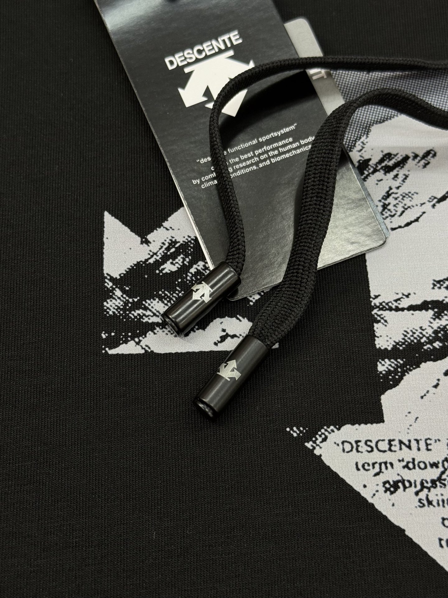 DESCENTE迪桑特 25s新品连帽卫衣.运动休闲随意搭配.采用2025新款天丝面料，亲肤舒适.抗皱不