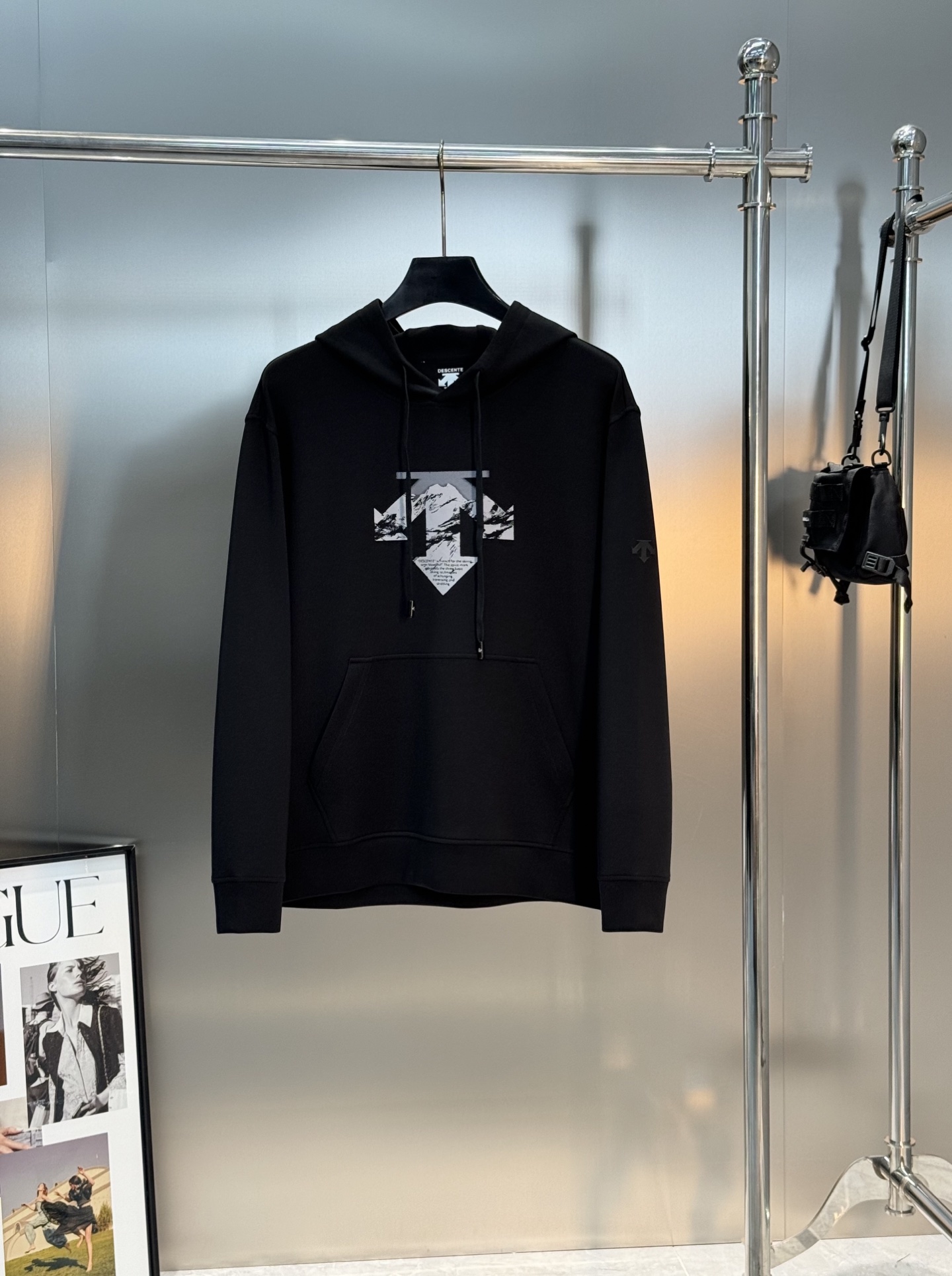 DESCENTE迪桑特 25s新品连帽卫衣.运动休闲随意搭配.采用2025新款天丝面料，亲肤舒适.抗皱不