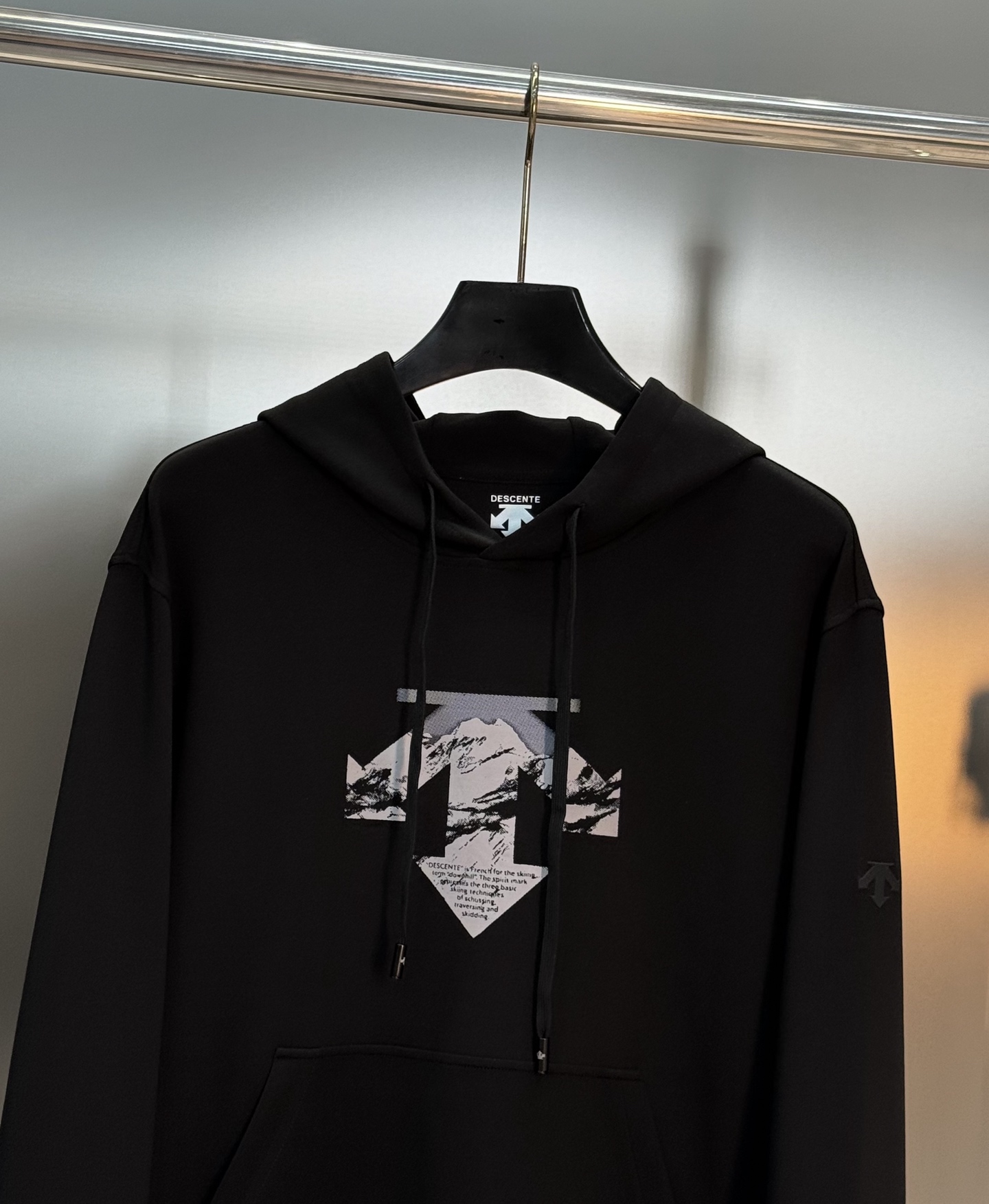DESCENTE迪桑特 25s新品连帽卫衣.运动休闲随意搭配.采用2025新款天丝面料，亲肤舒适.抗皱不