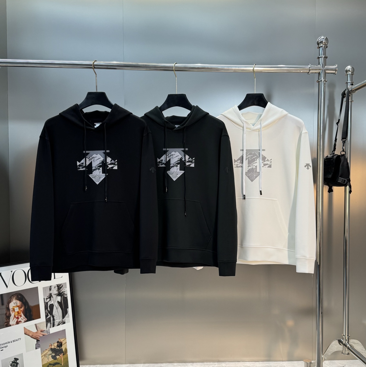 DESCENTE迪桑特 25s新品连帽卫衣.运动休闲随意搭配.采用2025新款天丝面料，亲肤舒适.抗皱不