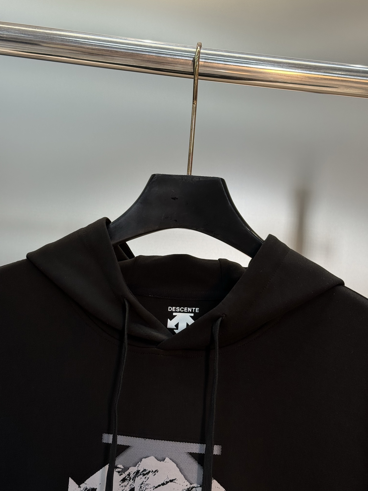 DESCENTE迪桑特 25s新品连帽卫衣.运动休闲随意搭配.采用2025新款天丝面料，亲肤舒适.抗皱不