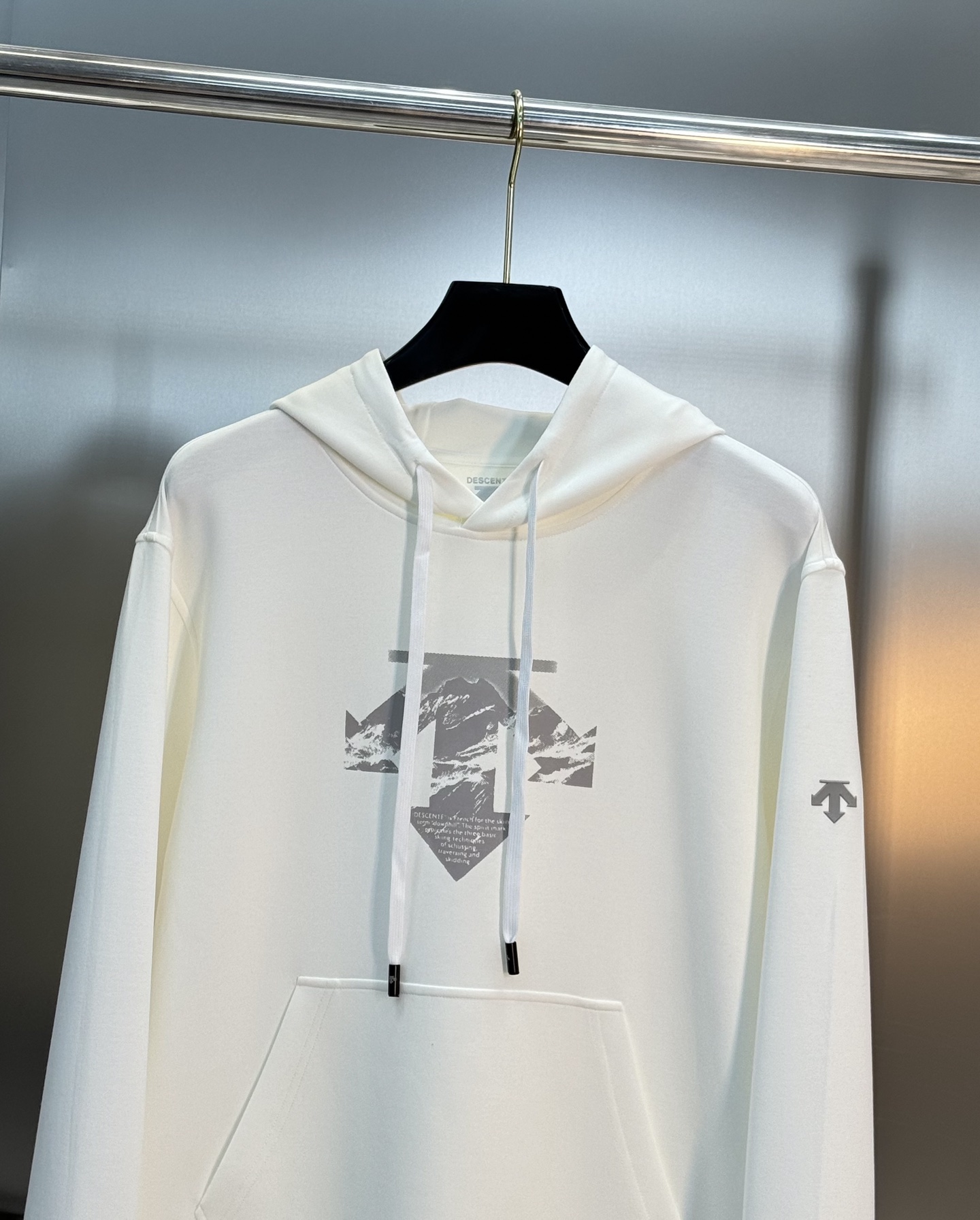 DESCENTE迪桑特 25s新品连帽卫衣.运动休闲随意搭配.采用2025新款天丝面料，亲肤舒适.抗皱不