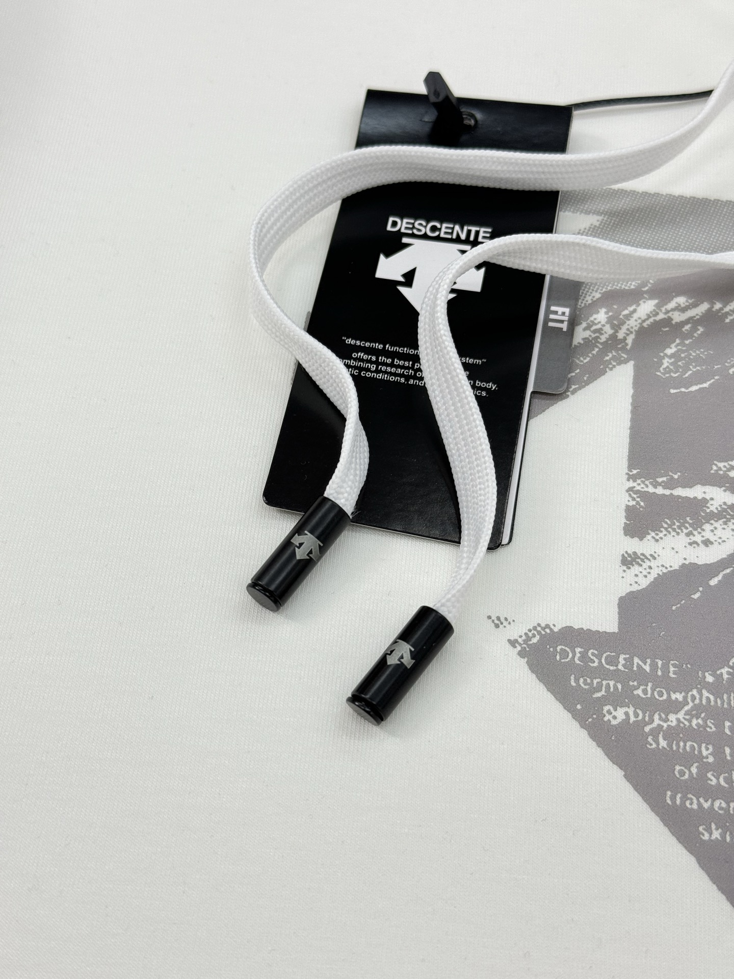 DESCENTE迪桑特 25s新品连帽卫衣.运动休闲随意搭配.采用2025新款天丝面料，亲肤舒适.抗皱不