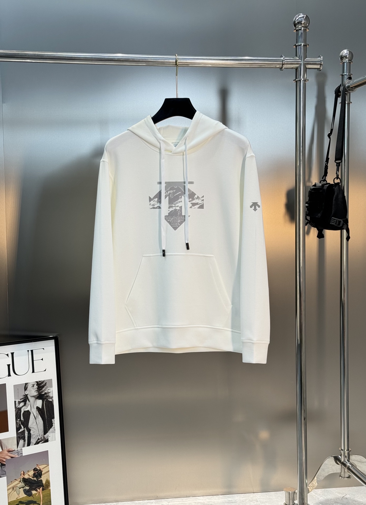 DESCENTE迪桑特 25s新品连帽卫衣.运动休闲随意搭配.采用2025新款天丝面料，亲肤舒适.抗皱不