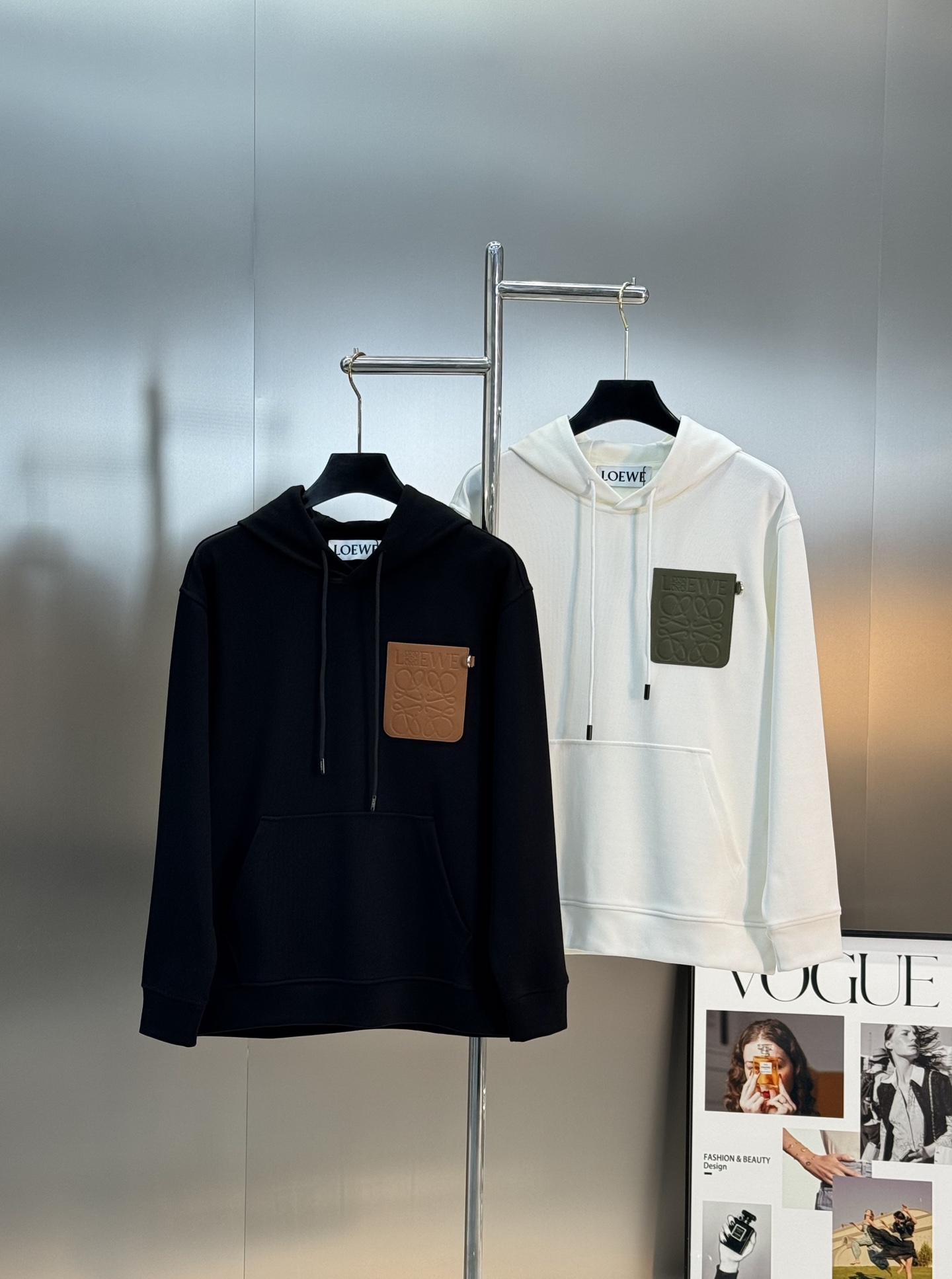 NO:522850,Loewe's new product. Leather hooded sweatshirt!  The 380g Tiansi fabric has a soft and comfortable touch, and is quite wide. It is matched with the Loewe Logo leather logo on the chest, which is low-key and highlights the taste. It is simplified into a traditional and plain. It reveals a minimalist and high-end feeling. It is casually mixed and matched to release the personal style. The leather logo on the chest is made by manual positioning. The workmanship is cumbersome and complicated, and it takes a long time. The fabric has been washed, and the texture is better. It is not easy to deform, it is not easy to shrink, it is not easy to fade, and it maintains long-term beauty. The three standards are in line. The color is black and white. The code number is M-3XL micro-expanded!  (/145 jin recommended L), loewe, hoodie, sweatshirts, hats, alexander wang19860909Loewe新品.皮标连帽卫衣！380g天丝面料触感柔软舒适.挺阔有.搭配胸前Loewe Logo皮标,低调而又凸显品味.化简为繁.平淡中透露出极简的高级感 .随性混搭释放个性风格.胸前皮标位置均人工定位车制而成 做工繁琐复杂 耗时长 面料都经过浇洗 手感质感更佳 不易变形 不易缩水 不易褪色 保持长久的美观.三标齐.颜色黑色.白色.码数M-3XL微扩版型！（/145斤建议L）,,loewe,hoodie,sweatshirts,hats,alexander wang,Men's clothing