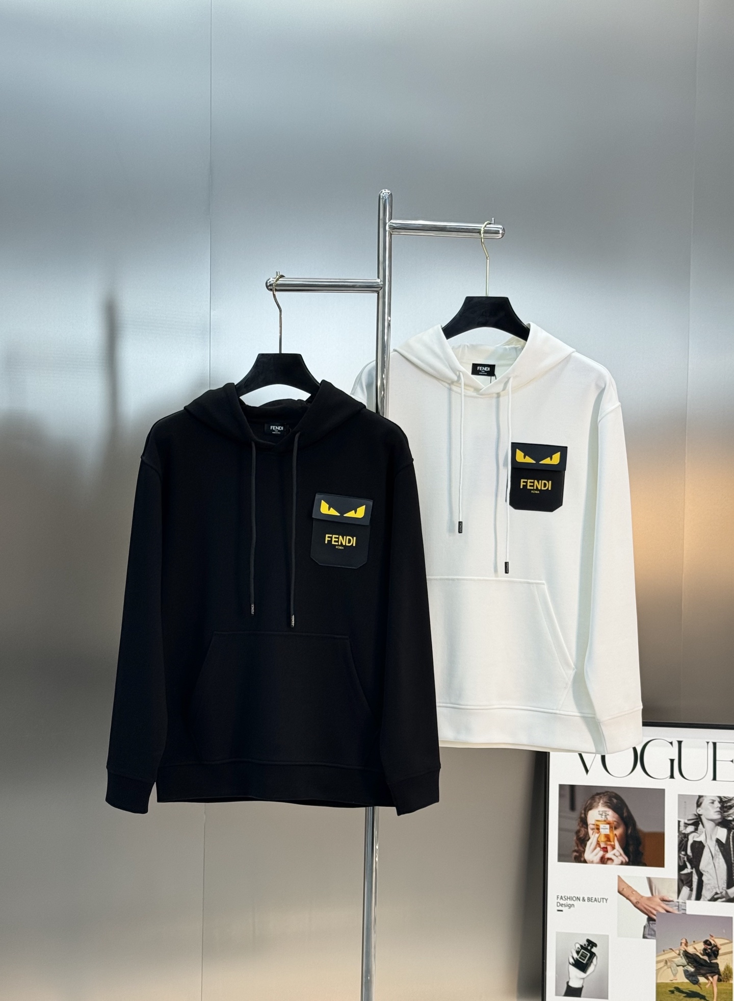 NO:522839,FEND*FenDi 25s autumn and winter couple hooded sweatshirt. Wear versatile items on the outside, perfect clothes for autumn and winter transition!  !  !  Top 380g silk cotton fabric. The style is three-dimensional and exquisite, not easy to wrinkle, with a strong sense of drape. It has an excellent upper body feel. The overall chest design is very cool. It is a daily practical choice!  !  !  The classic little monster logo is classic and beautiful. The three-dimensional logo is in line. The color is black and white. The code number M-3XL micro-expanded version!  (/145 jin recommended L), fendi, hoodie, sweatshirts, hats, alexander wang19860909FEND*芬-迪25s秋冬情侣连帽卫衣.外穿百搭单品,秋冬过渡完美衣衫！！！顶级380g天丝棉面料.版型立体精致不易起皱,垂坠感强 上身感极佳,整体胸口朋友拍设计非常耍酷.日常实穿之选！！！经典小怪兽标识经典好看.三标齐.颜色黑色.白色.码数M-3XL微扩版型！（/145斤建议L）,,fendi,hoodie,sweatshirts,hats,alexander wang,Men's clothing