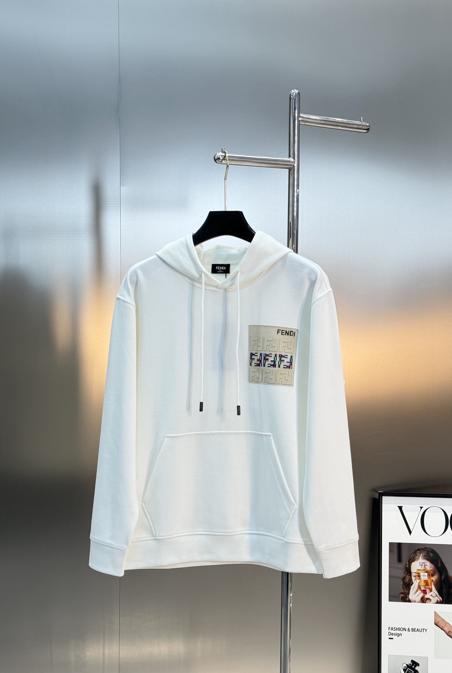 NO:522843,FENDI 25s new hooded sweatshirt. The same style as men and women!  Customized chest pockets. Three-dimensional and layered!  Brand letter FF age-reducing design. Three-dimensional hot painting craftsmanship. Simple and high-end. Fashion hot models are recommended~ Three-dimensional and clear, and the essential light sweatshirts for seasonal alternation. It uses 380g Tianshi fabric. The upper body is comfortable but not loses softness!  Color black, white, code number M-3XL micro-expanded version!  (/145 jin recommended L), fendi, fendi, hoodie, sweatshirts, hats, alexander wang19860909FENDI芬迪25s新款连帽卫衣.男女同款！胸前口袋定制.立体有层次！品牌字母FF减龄设计.立体烫画工艺.简单高级.时尚热门款推荐～ 立体清晰,季节交替必备款轻盈卫衣. 采用380g天丝面料.上身舒适却不失柔软度！颜色黑色.白色.码数M-3XL微扩版型！（/145斤建议L）,,fendi,fendi,hoodie,sweatshirts,hats,alexander wang,Men's clothing