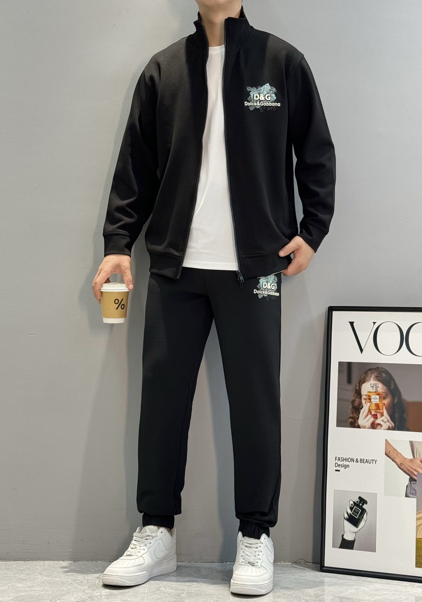 NO:522852,Jacket, Pants Dolce & Gabbana New 25 Autumn and Winter Sports Tennis Set. This set has a great effect on the upper body, with a zipper-style opening and closing design on the top, a D&g flower-shaped hot painting process on the front and back, and a back graphics echo the front and back. The bags on both sides and the inner bags can decorate items, the elastic drawstring waist design on both sides, and the pockets are also equipped with a hot painting process at the bottom of the pockets. The closing design at the trouser legs is super slender. The style of the whole sports set is very novel and unique, and it is very versatile for daily and sports wear. The 380g Tiannis fabric is comfortable and soft!  Color black. White. Number of code M-3XL (/145 jin recommended L), Dolce&Gabbana, Dolce&Gabbana, Dolce&Gabbana, Jackets & coats, alexander wang19860909外套,裤 杜嘉班纳（Dolce & Gabbana） 25秋冬新款运动天丝套装.这套套装上身效果超级赞,上衣拉链式开合设计,前胸饰有D&g花型烫画工艺,后背图形前后呼应.两侧袋及内袋可装饰物品,裤子松紧抽绳腰头设计,两侧袋,口袋下方也搭配有烫画工艺,裤脚处收口设计超显修长.整套运动套装款式非常新颖独特,日常及运动穿都非常百搭.380g天丝面料舒适柔软！颜色黑色.白色.码数M-3XL（/145斤建议L）,,Dolce&Gabbana,Dolce&Gabbana,Dolce&Gabbana,jackets & coats,alexander wang,Men's clothing