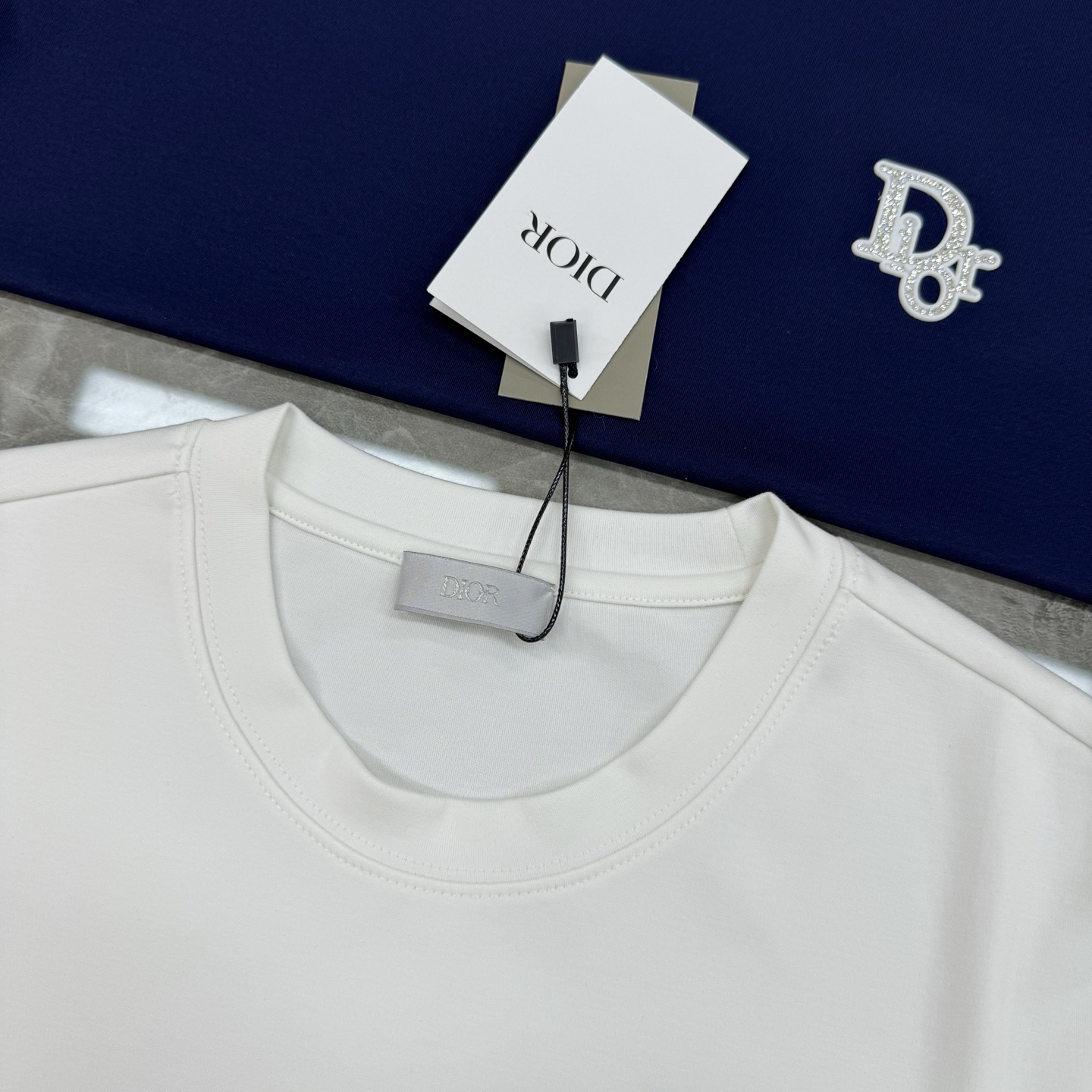 Dio*r迪-奥25s新款莫代尔T恤.基础款推荐！高级3D立体经典dior字母标识.精致立体.高感满满～