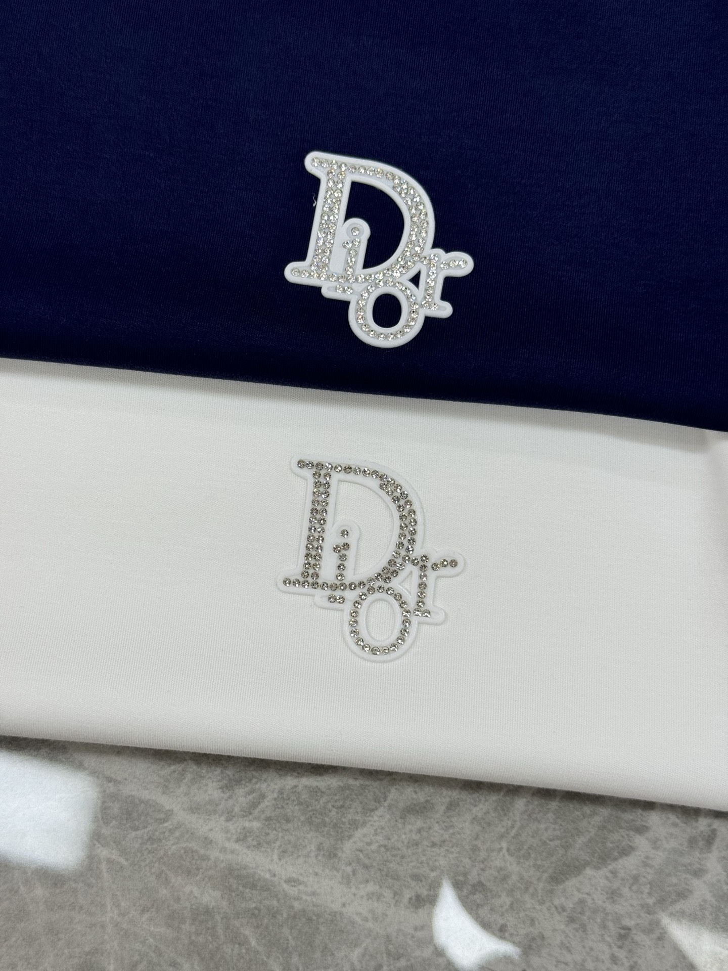 Dio*r迪-奥25s新款莫代尔T恤.基础款推荐！高级3D立体经典dior字母标识.精致立体.高感满满～