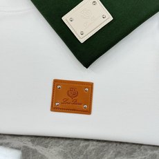 Loro Piana诺悠翩雅* 2025s新款莫代尔T恤.经典lP🆕标识.3D立体定制皮标.质感品质呈现 Loro Piana诺悠翩雅* 2025s新款莫代尔T恤.经典lP🆕标识.3D立体定制皮标.质感品质呈现