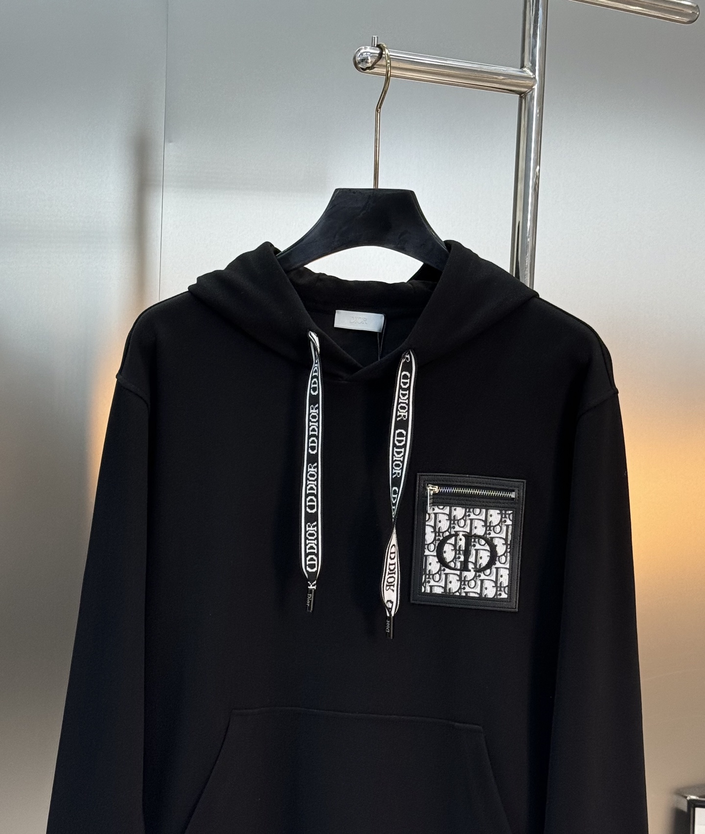 迪奥（Christian Dior）全称克里斯汀·迪奥新款连帽卫衣.演绎日式休闲街头风格.胸口口袋皮牌设