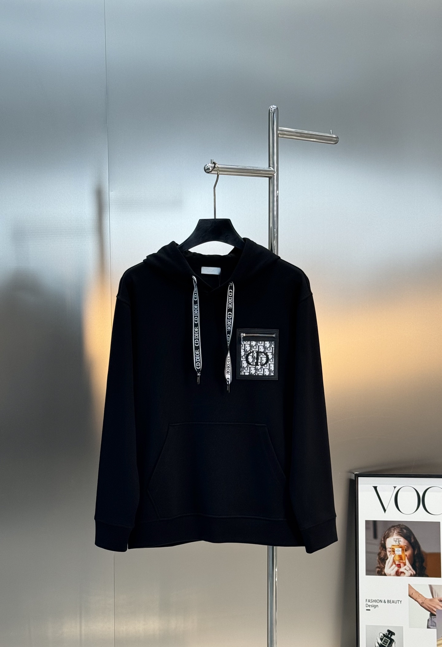 迪奥（Christian Dior）全称克里斯汀·迪奥新款连帽卫衣.演绎日式休闲街头风格.胸口口袋皮牌设