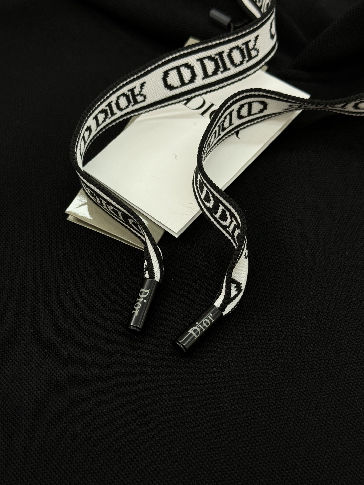 迪奥（Christian Dior）全称克里斯汀·迪奥新款连帽卫衣.演绎日式休闲街头风格.胸口口袋皮牌设