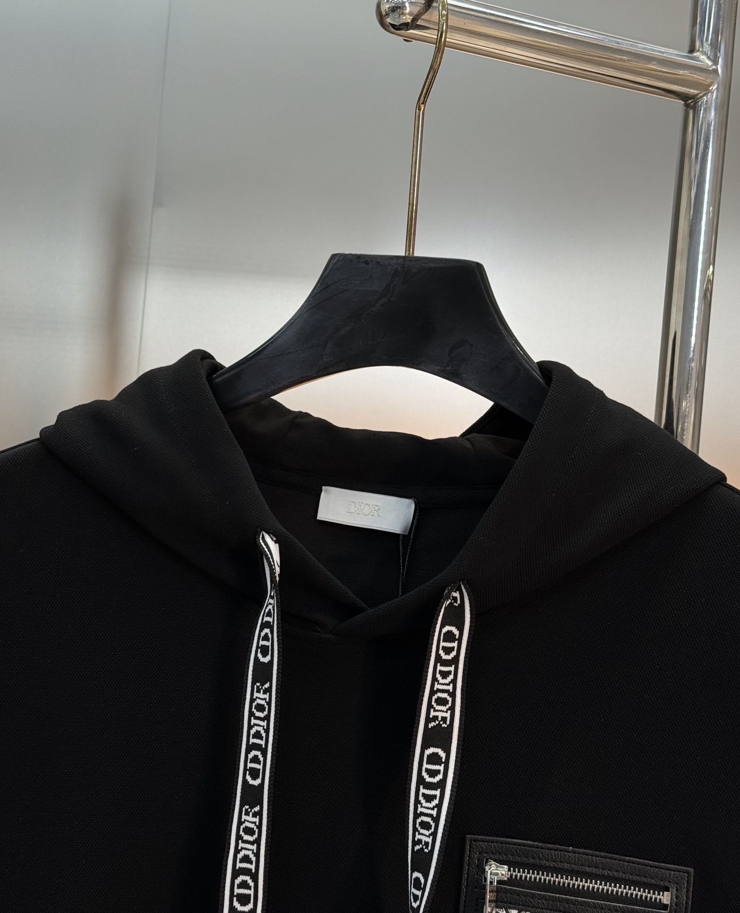 迪奥（Christian Dior）全称克里斯汀·迪奥新款连帽卫衣.演绎日式休闲街头风格.胸口口袋皮牌设