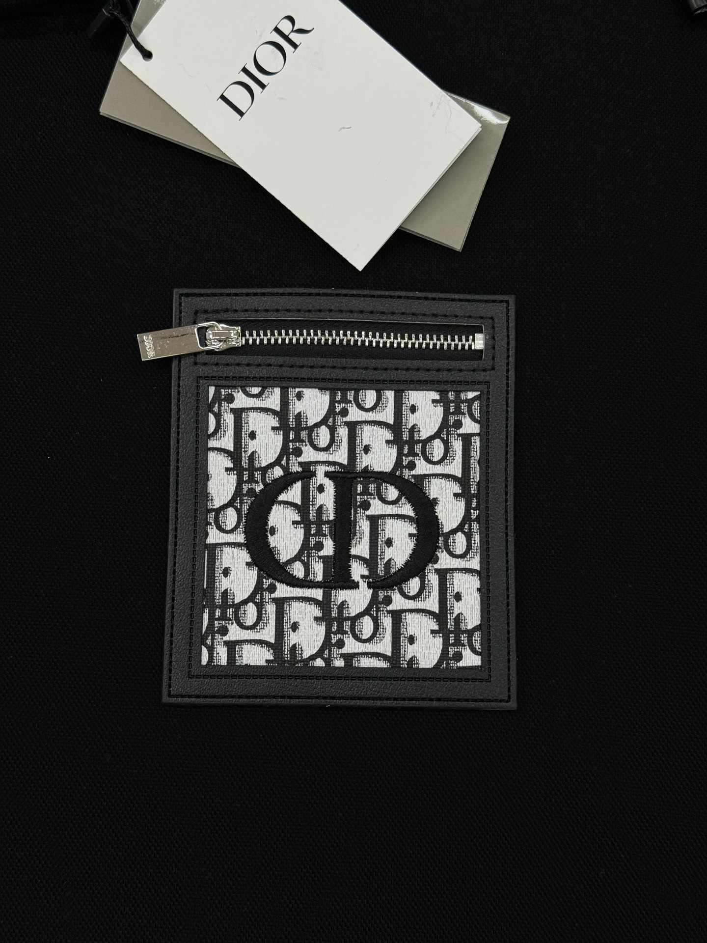 迪奥（Christian Dior）全称克里斯汀·迪奥新款连帽卫衣.演绎日式休闲街头风格.胸口口袋皮牌设