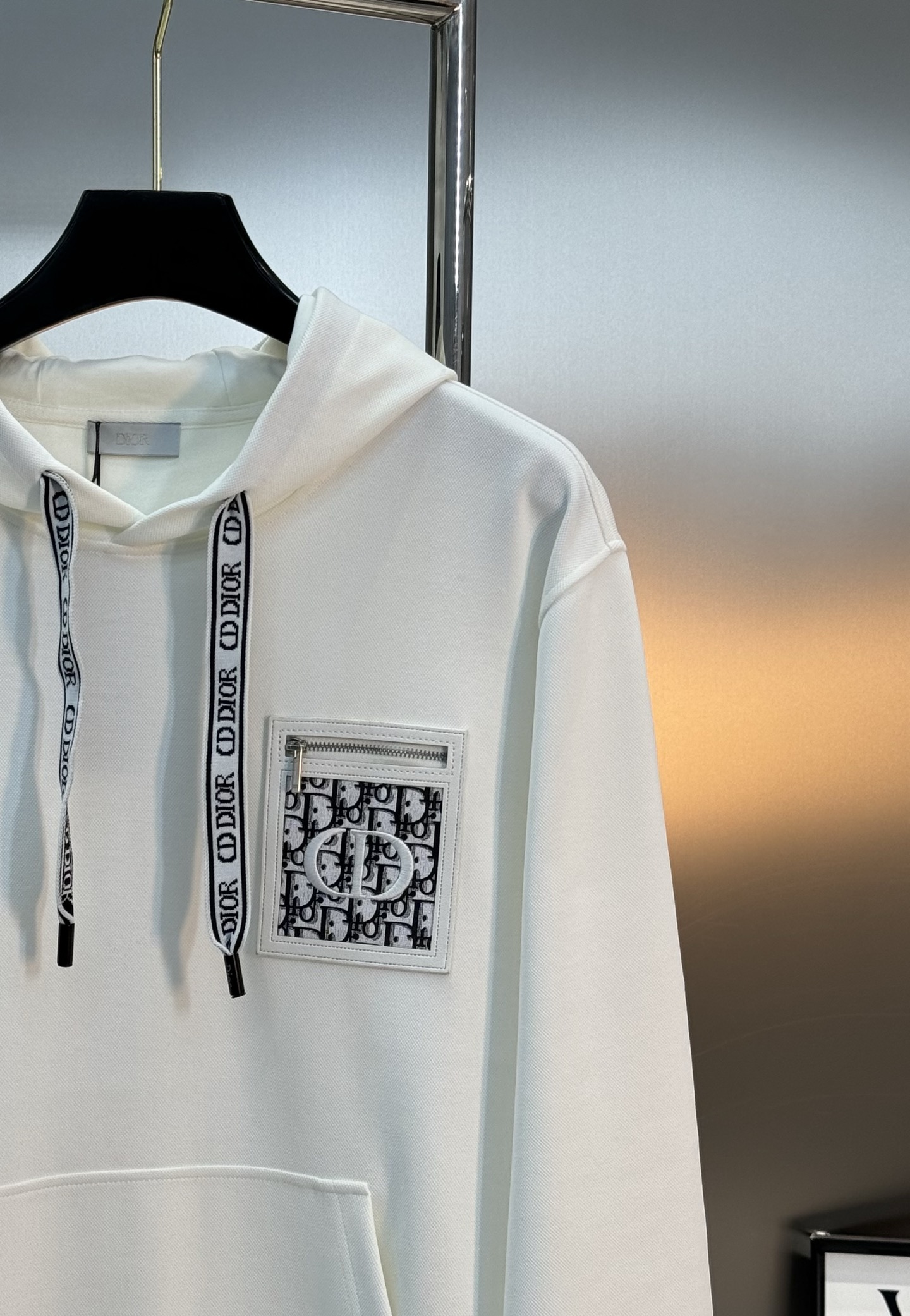 迪奥（Christian Dior）全称克里斯汀·迪奥新款连帽卫衣.演绎日式休闲街头风格.胸口口袋皮牌设