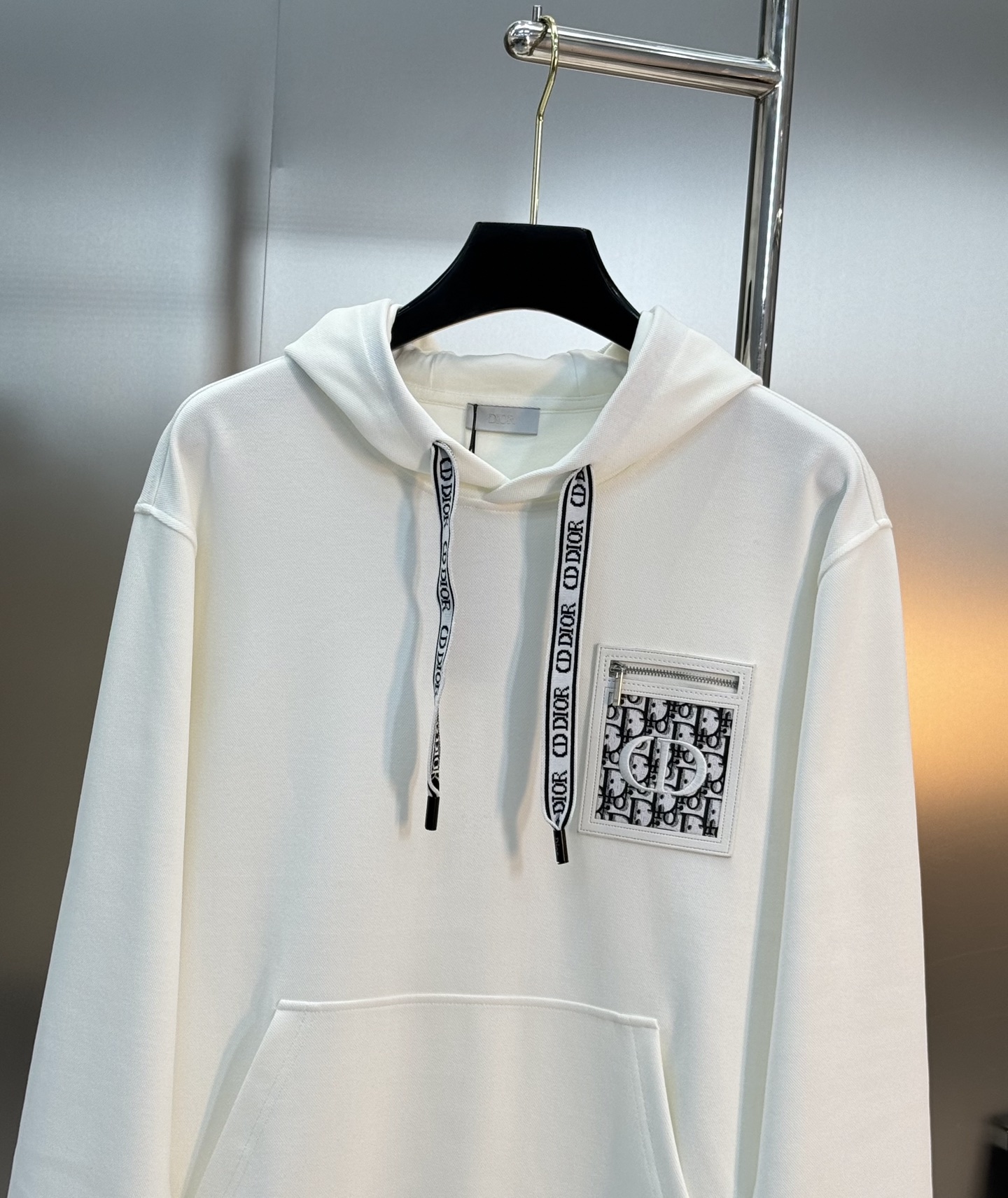 迪奥（Christian Dior）全称克里斯汀·迪奥新款连帽卫衣.演绎日式休闲街头风格.胸口口袋皮牌设